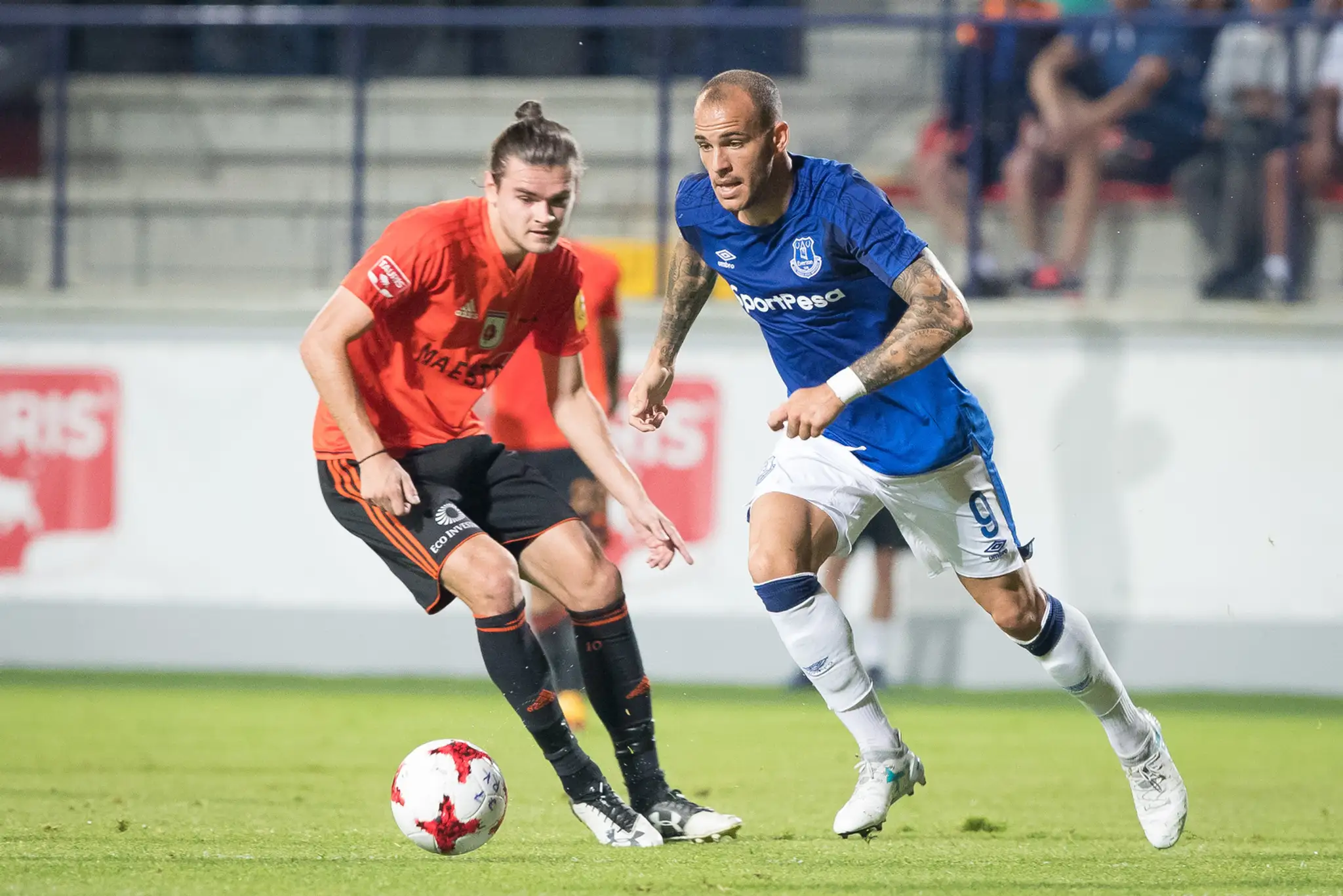 Zľava Matej Kochan (Ružomberok) a Sandro Ramirez z Evertonu v odvete predkola EL.
