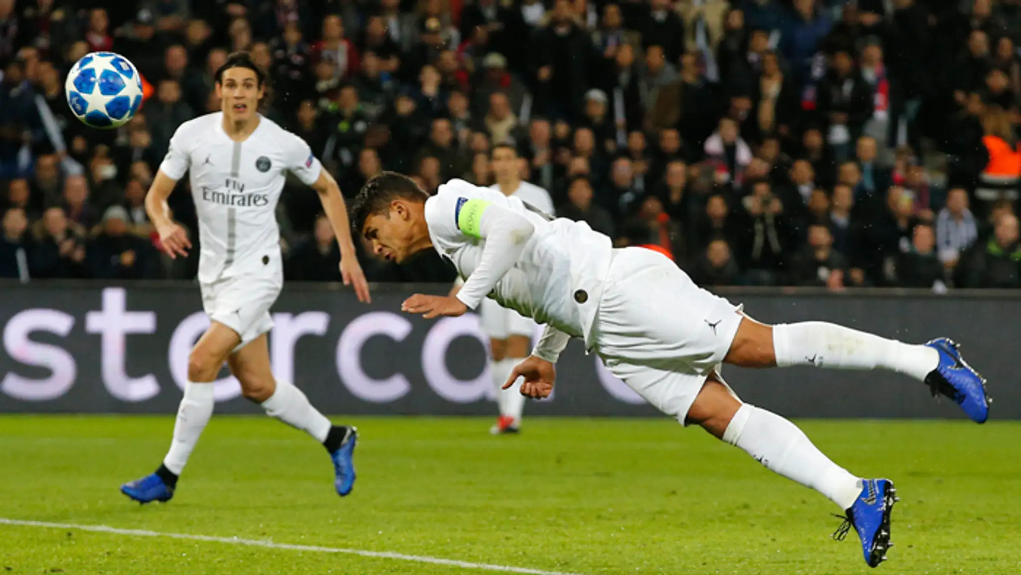 Obranca PSG Thiago Silva hlavičkuje do brány FC Liverpool v zápase LM.