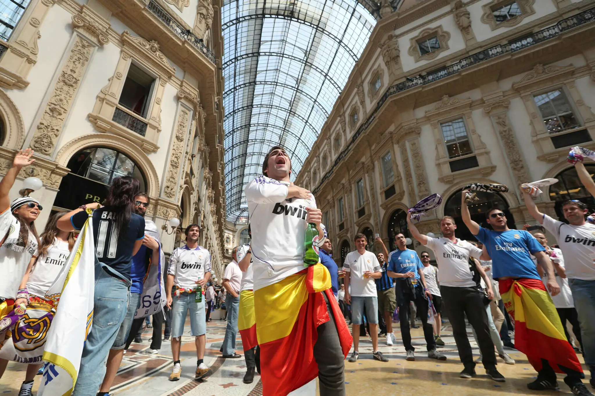Fanúšikovia Realu Madrid povzbudzujú v priestoroch nákupného centra Galérie Viktora Emanuela II. pred večerným finálovým zápaso