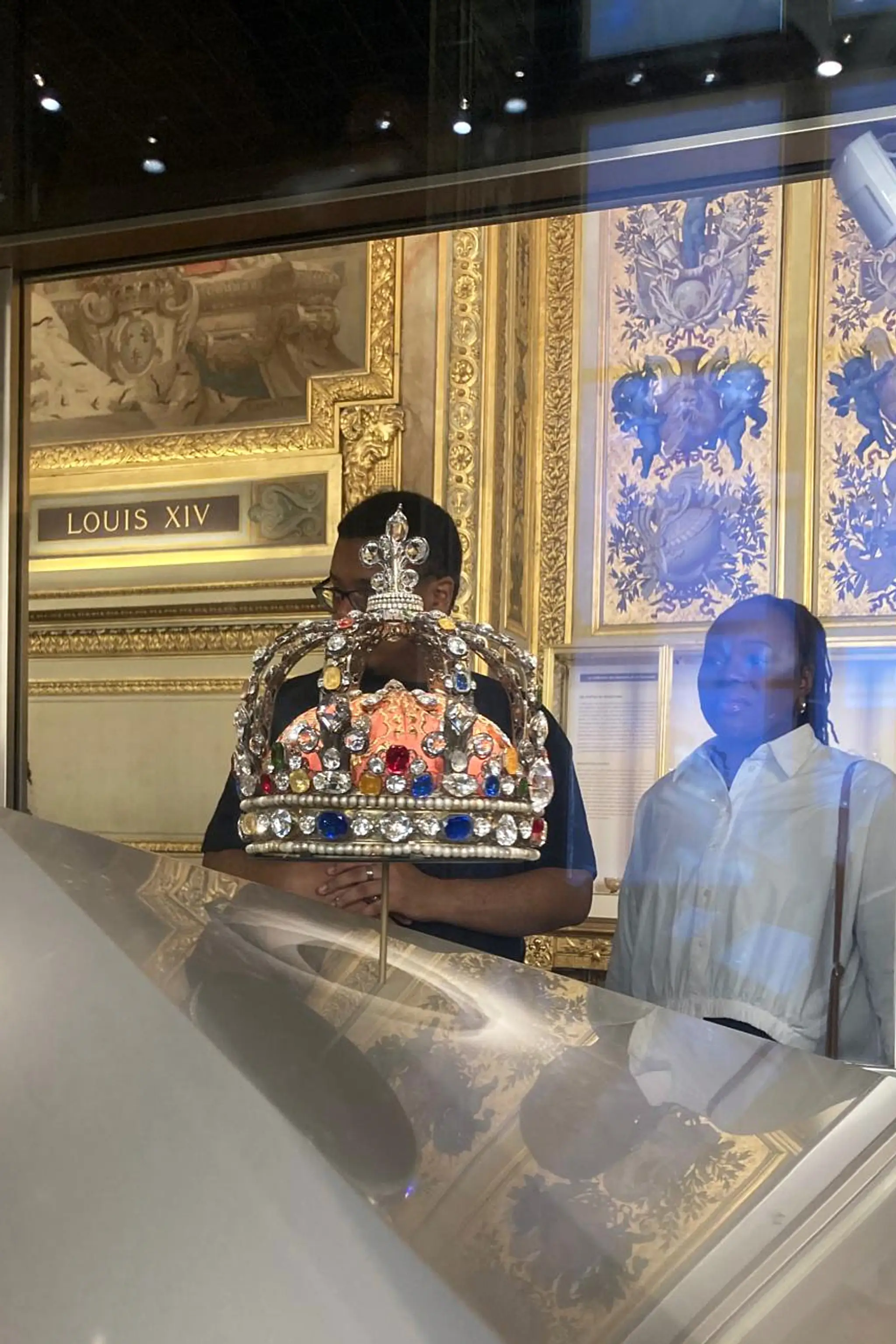 Na archívnej snímke zo 4. septembra 2025 návštevníci si prezerajú šperky v Apollónovej galérii v múzeu Louvre v Paríži