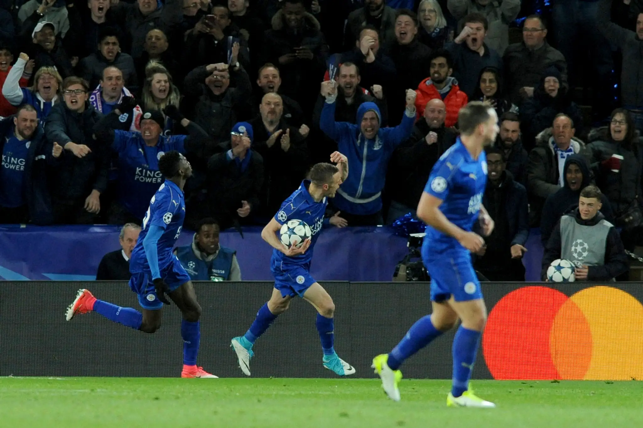Jamie Vardy (v strede) sa so spoluhráčmi z Leicestru teší z gólu v odvete štvrťfinále LM proti Atléticu.