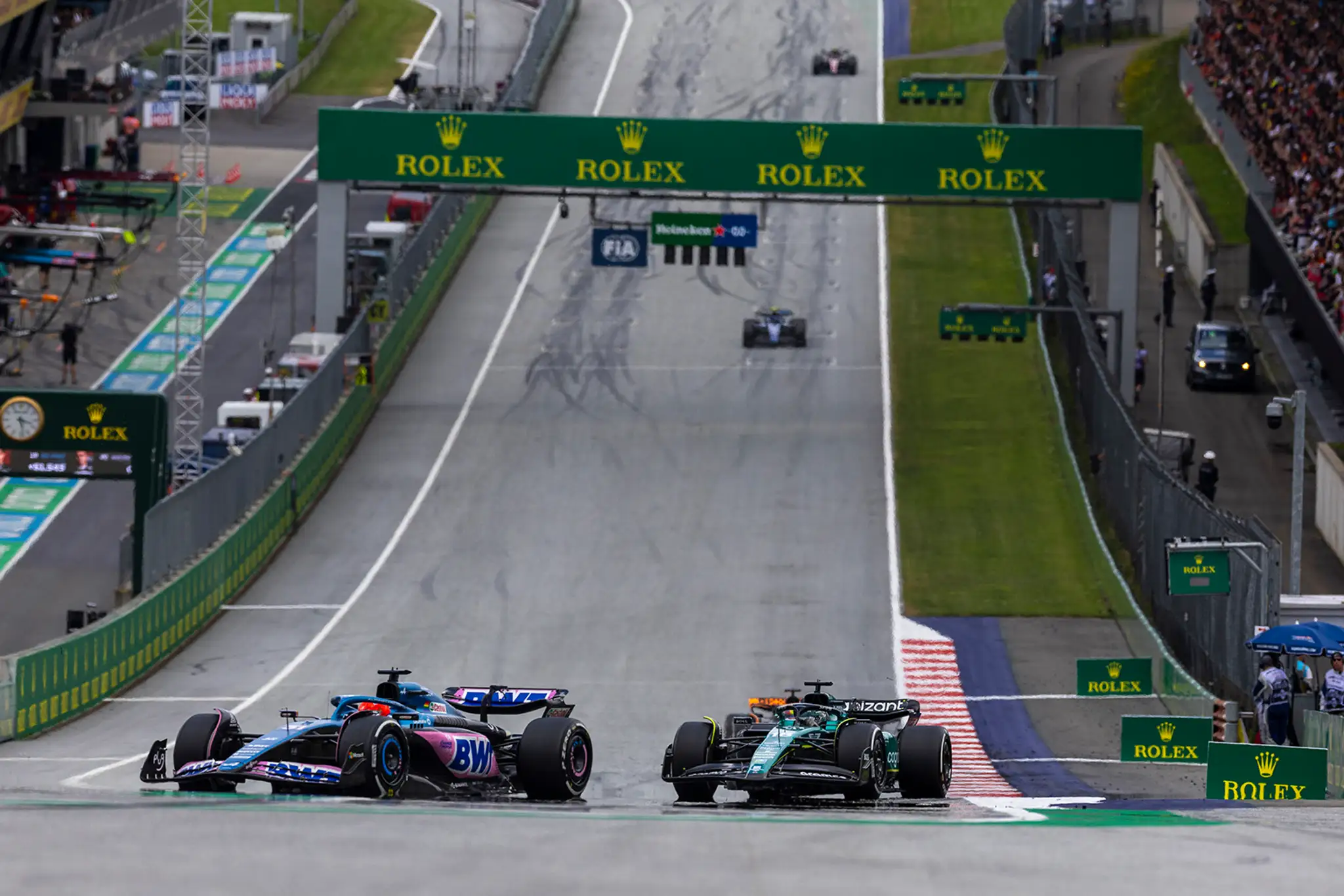 Esteban Ocon na trati počas nedeľňajších pretekov.
