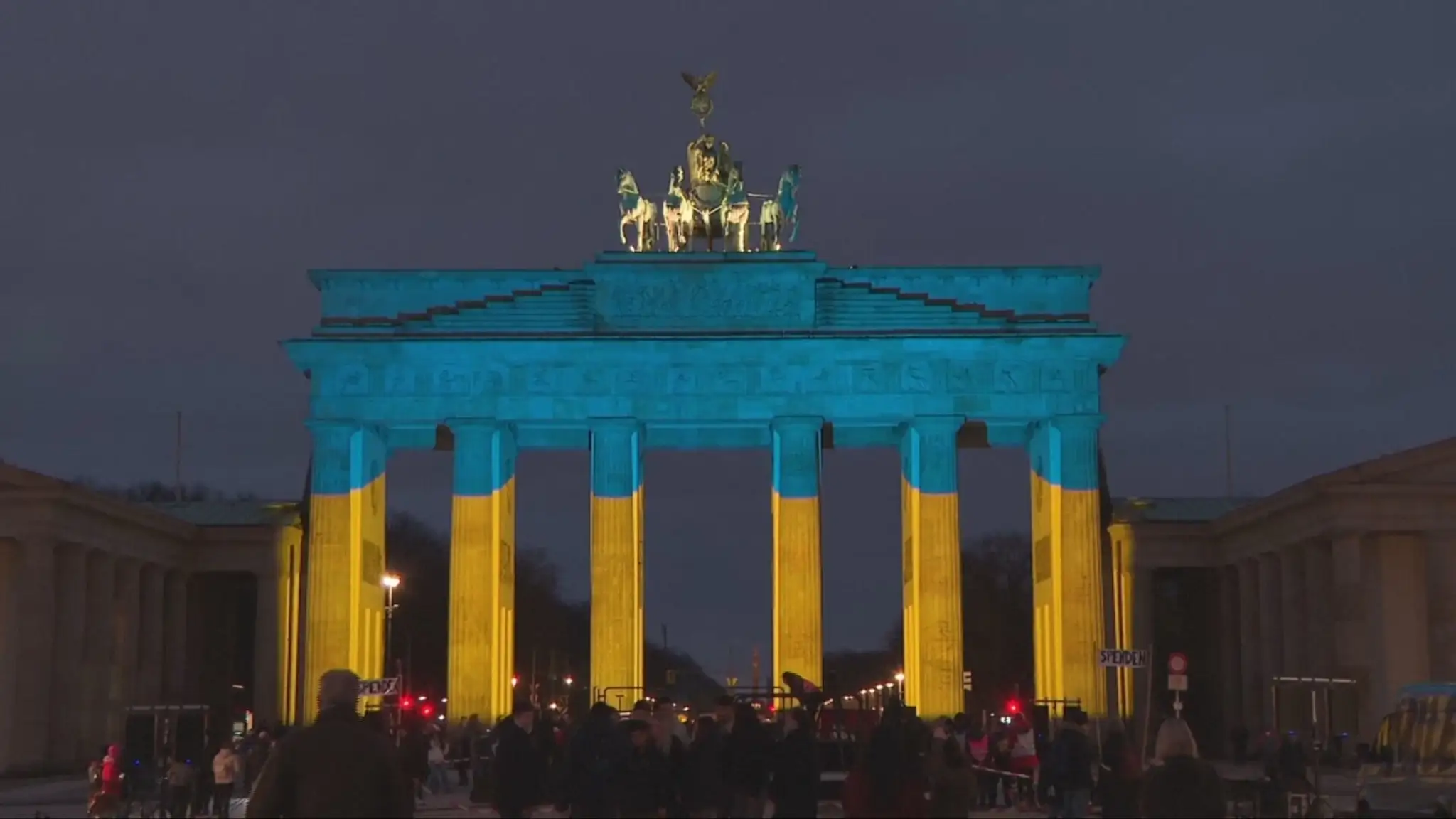 Monumenty vo farbách ukrajinskej vlajky.