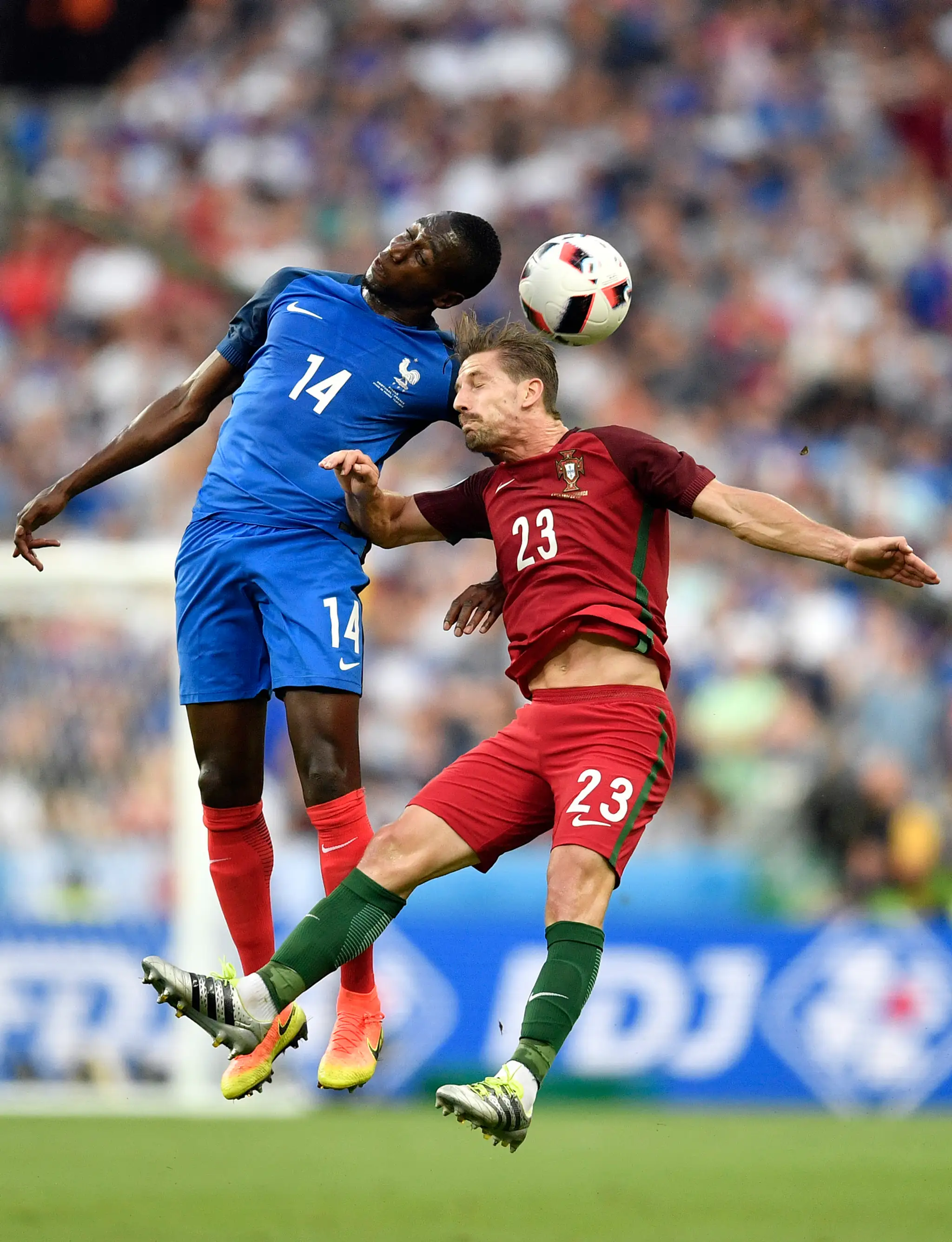 V nekompromisnom súboji Francúz Blaise Matuidi (vľavo) a Portugalčan Adrien Silva vo finále ME.