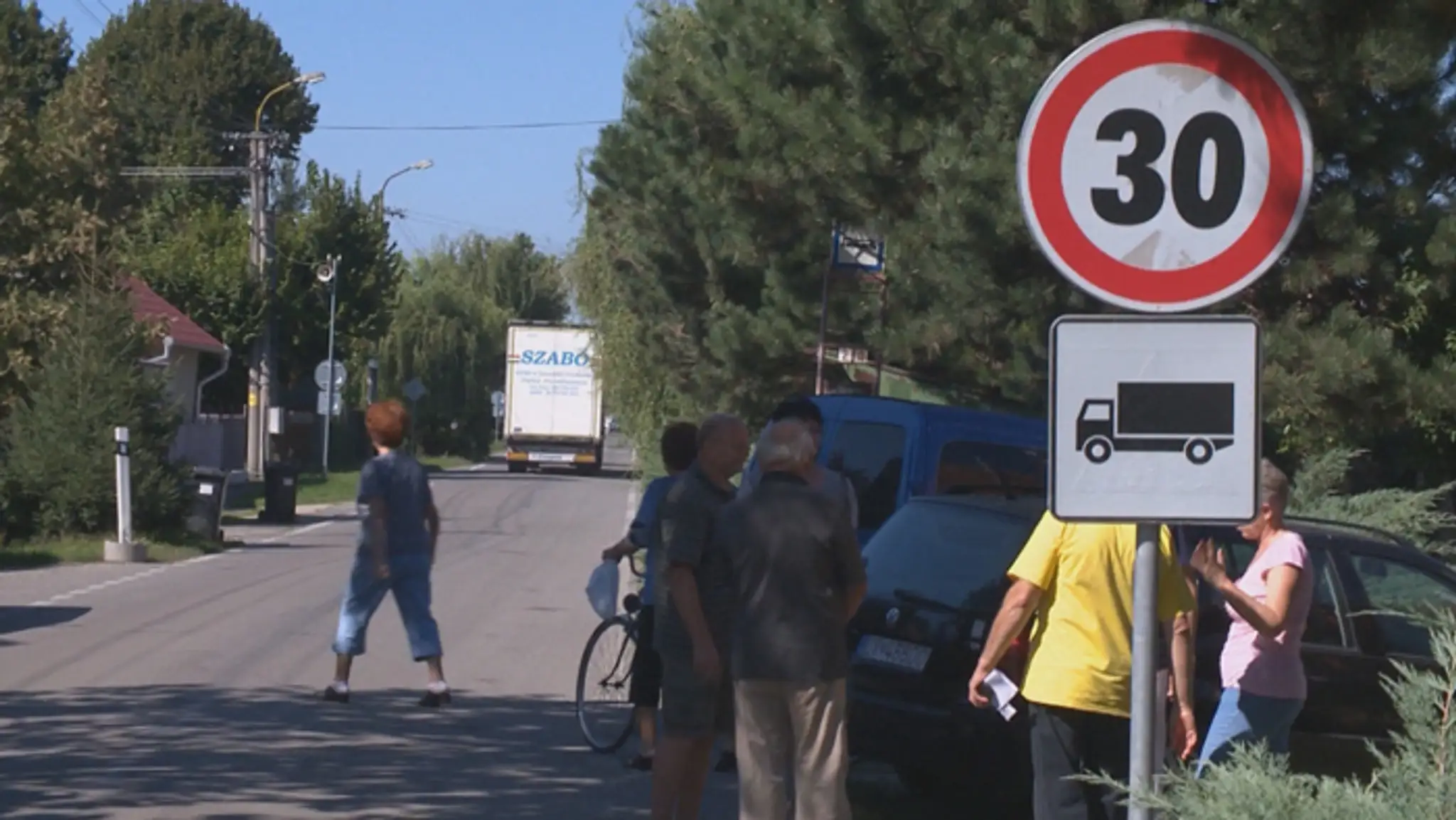 Ľudí na Sokolskej ulici v Leviciach sužujú kamióny.