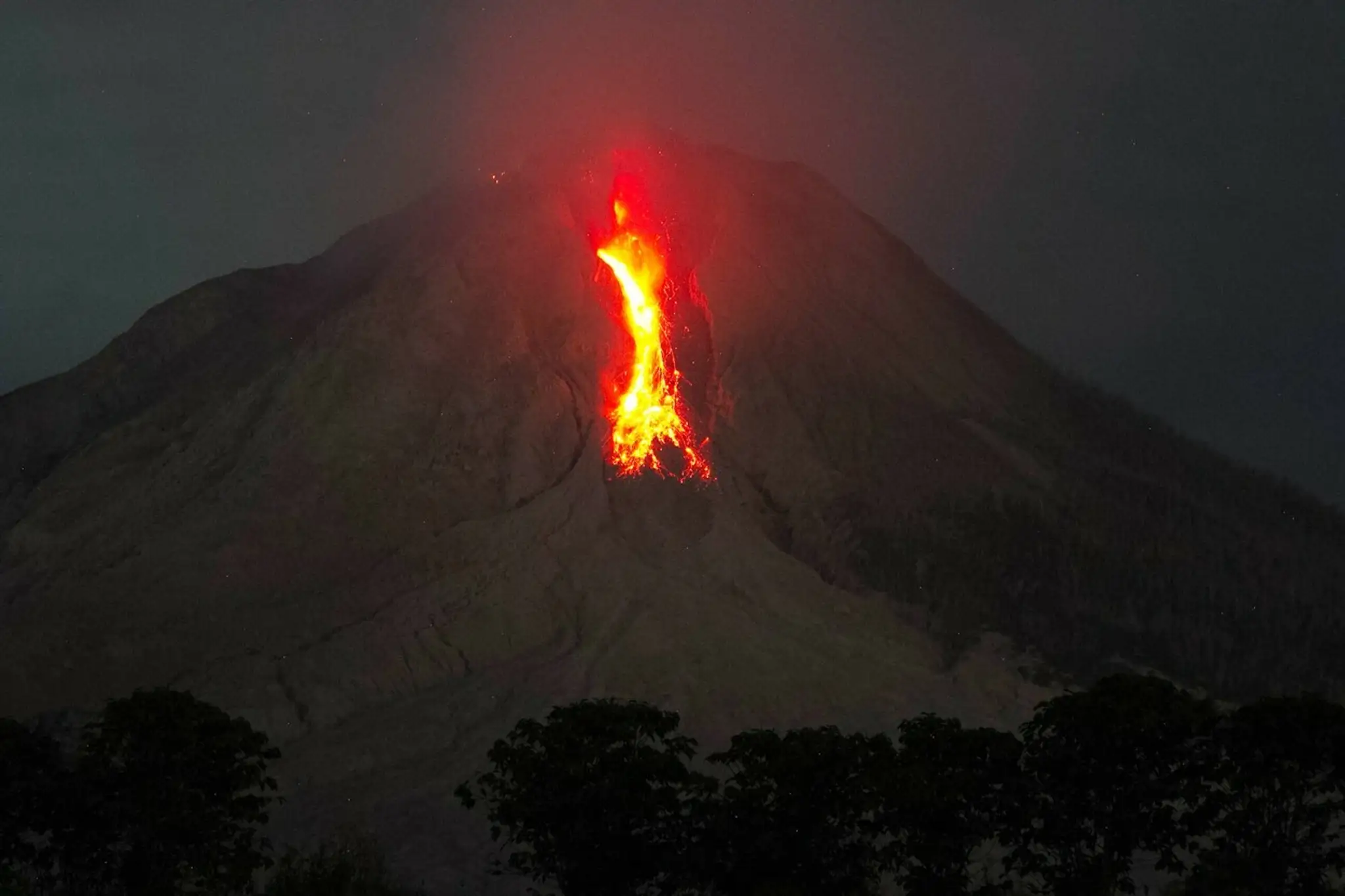 Indonézska sopka Sinabung sa prebrala k životu.