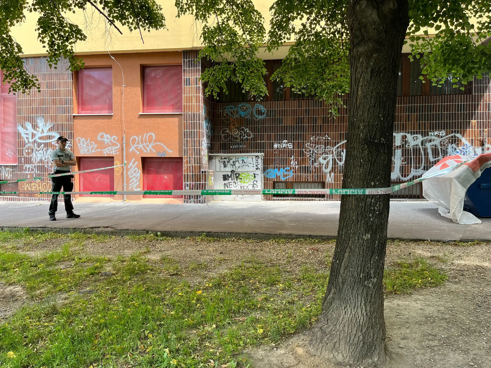 Dieťa spadlo pod bytovku