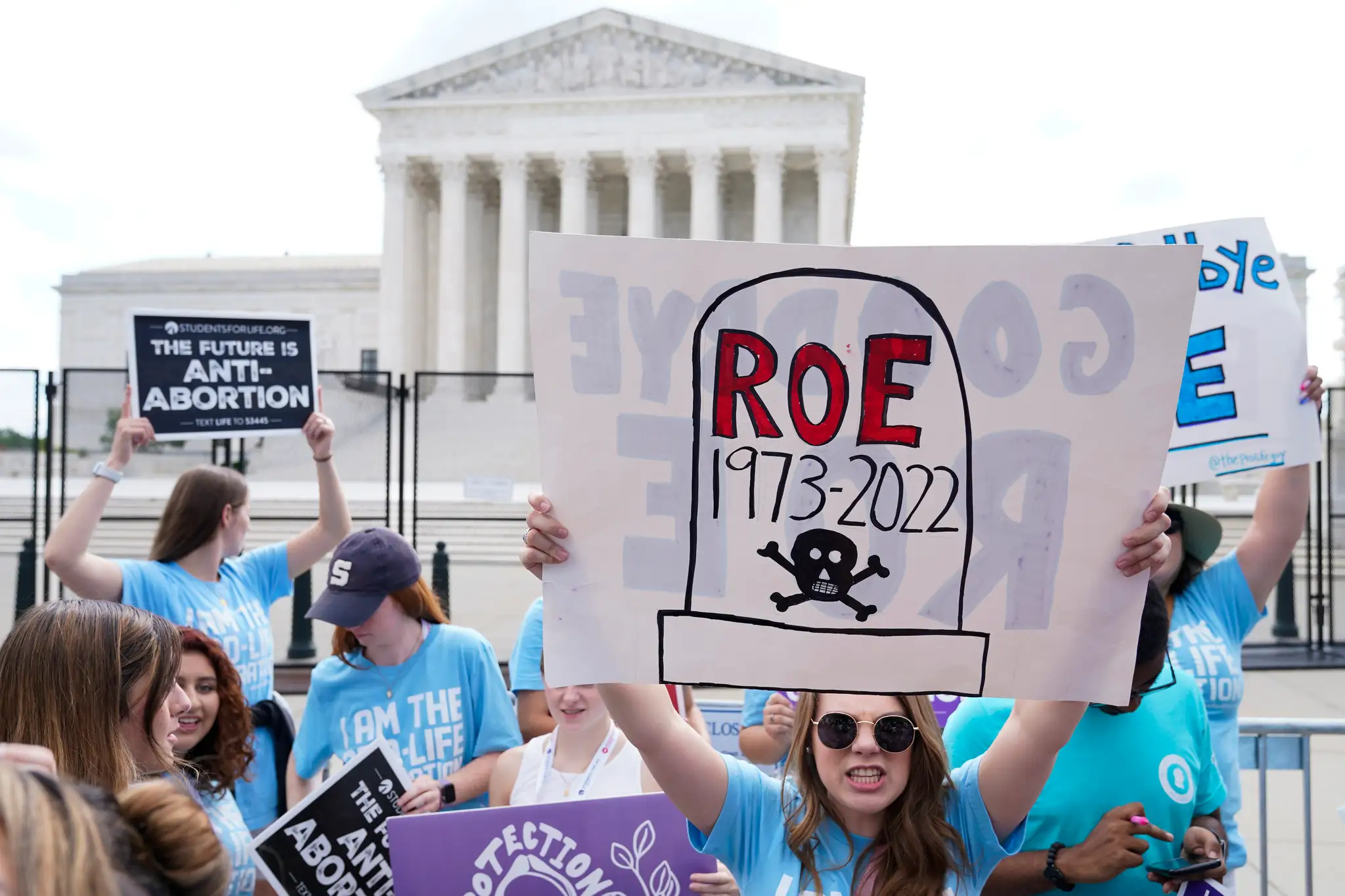 Ľudia oslavujú po rozhodnutí Najvyššieho súdu USA počas protestu o interrupciách pred budovou Najvyššieho súdu USA vo Washingtone.