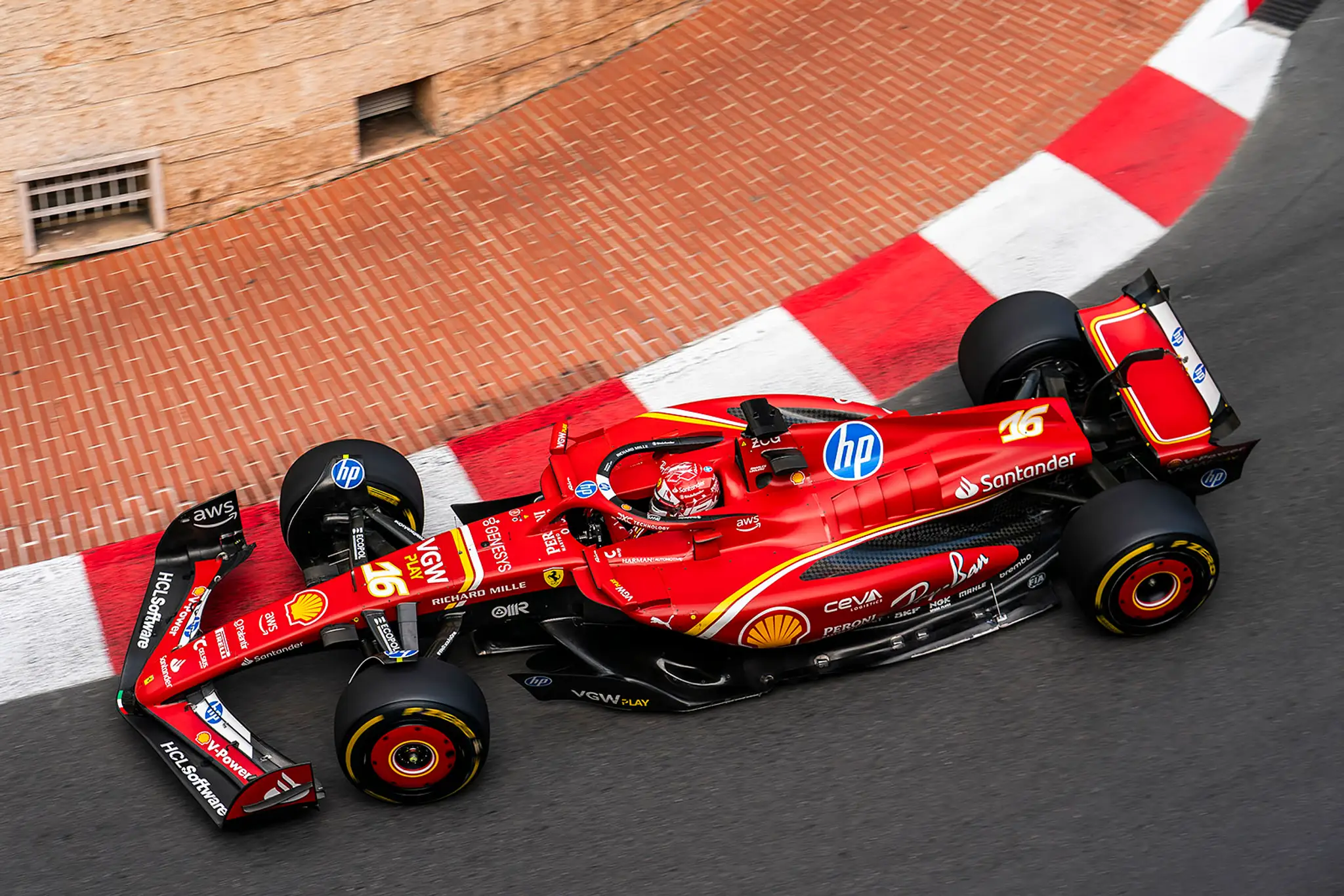 Domáci Charles Leclerc na Ferrari.