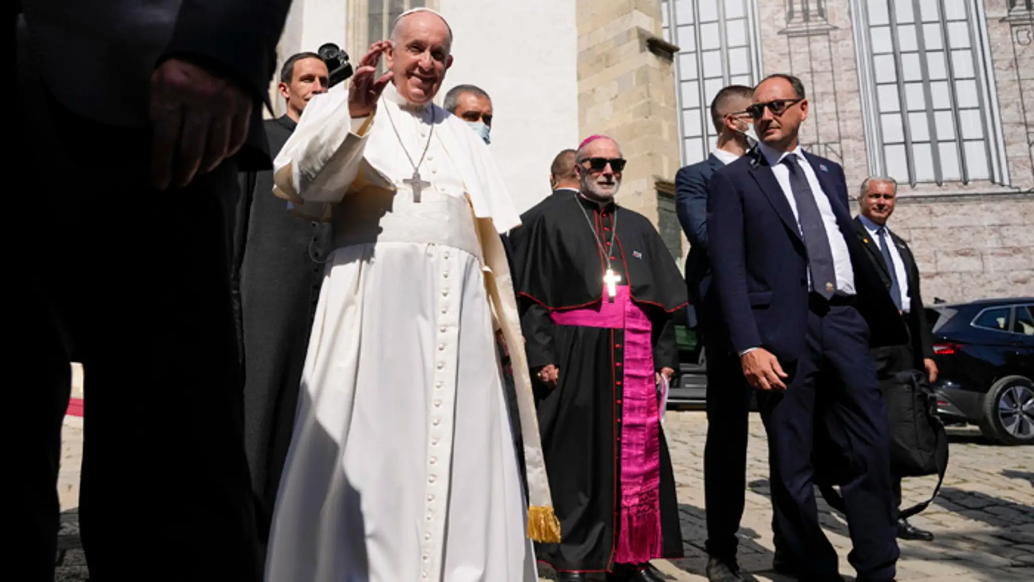 Pápež František pred Dómom sv. Martina, v pozadí apoštolský nuncius Giacomo Guido Ottonello.