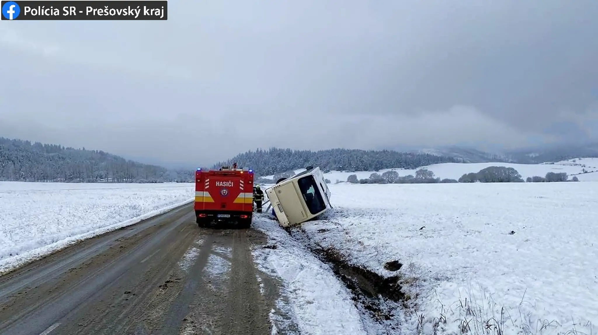 Prevrátený autobus za Popradom.