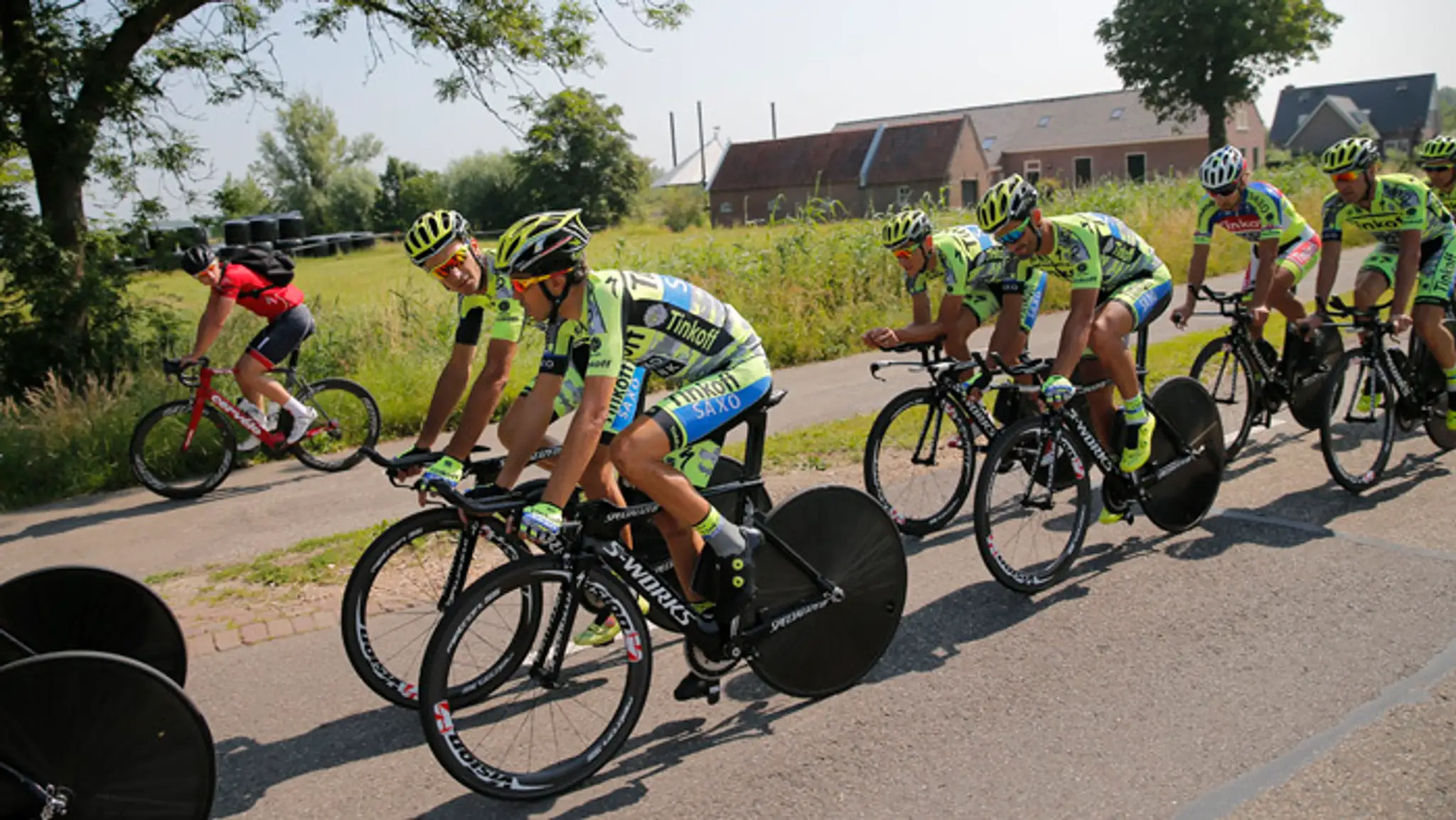 Tréning tímu Tinkoff-Saxo neďaleko Utrechtu. Peter Sagan v pozadí.