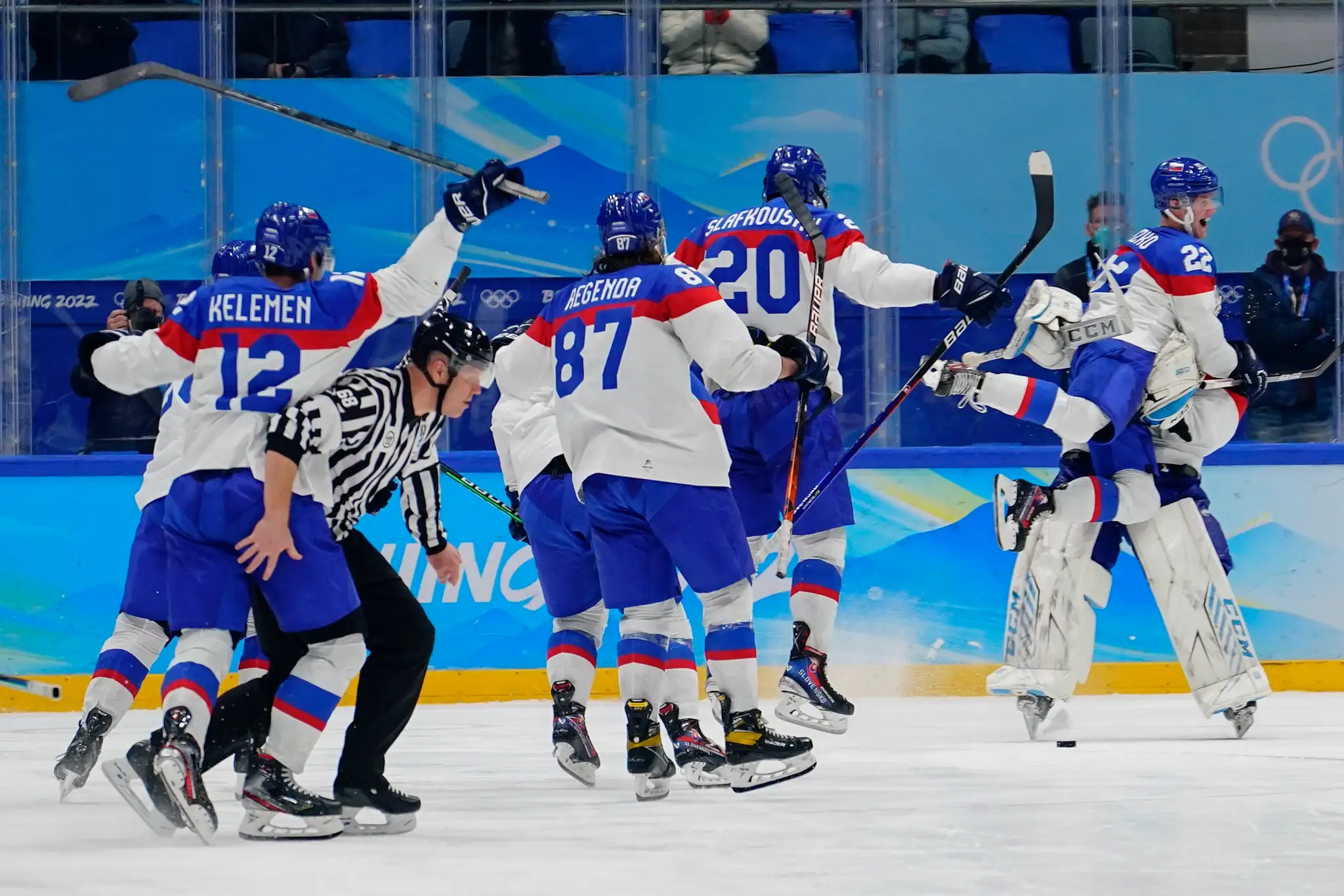 Nadšení slovenskí reprezentanti po postupe do semifinále na ZOH 2022.