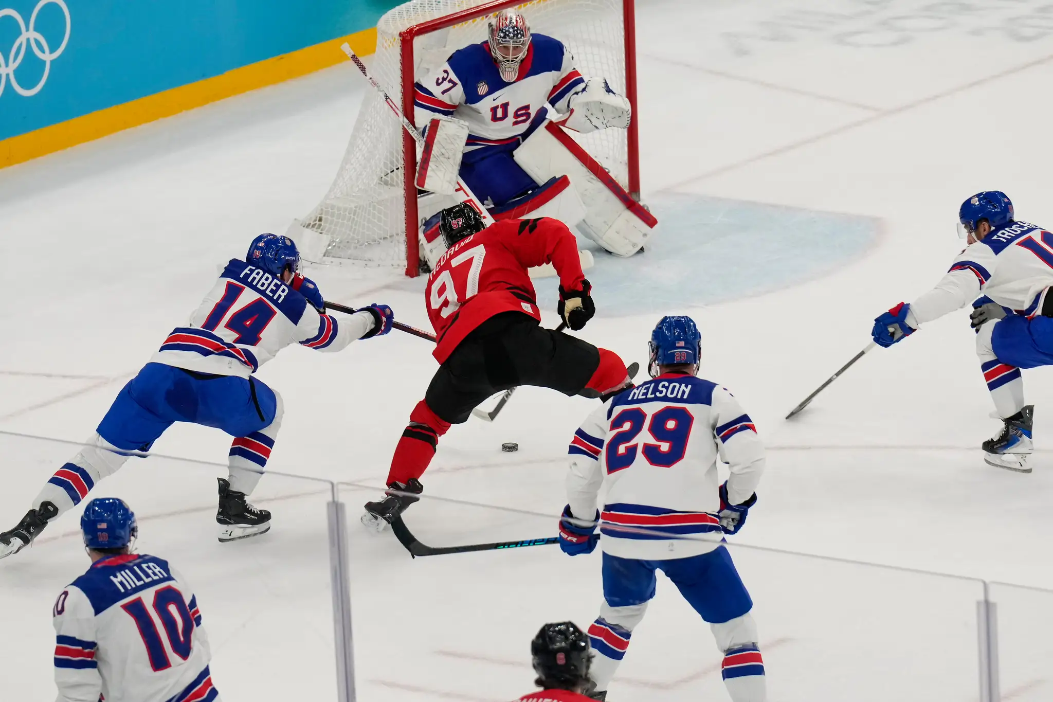 Hráč Kanady Connor McDavid (97) strieľa na brankára USA Connora Hellebuycka.