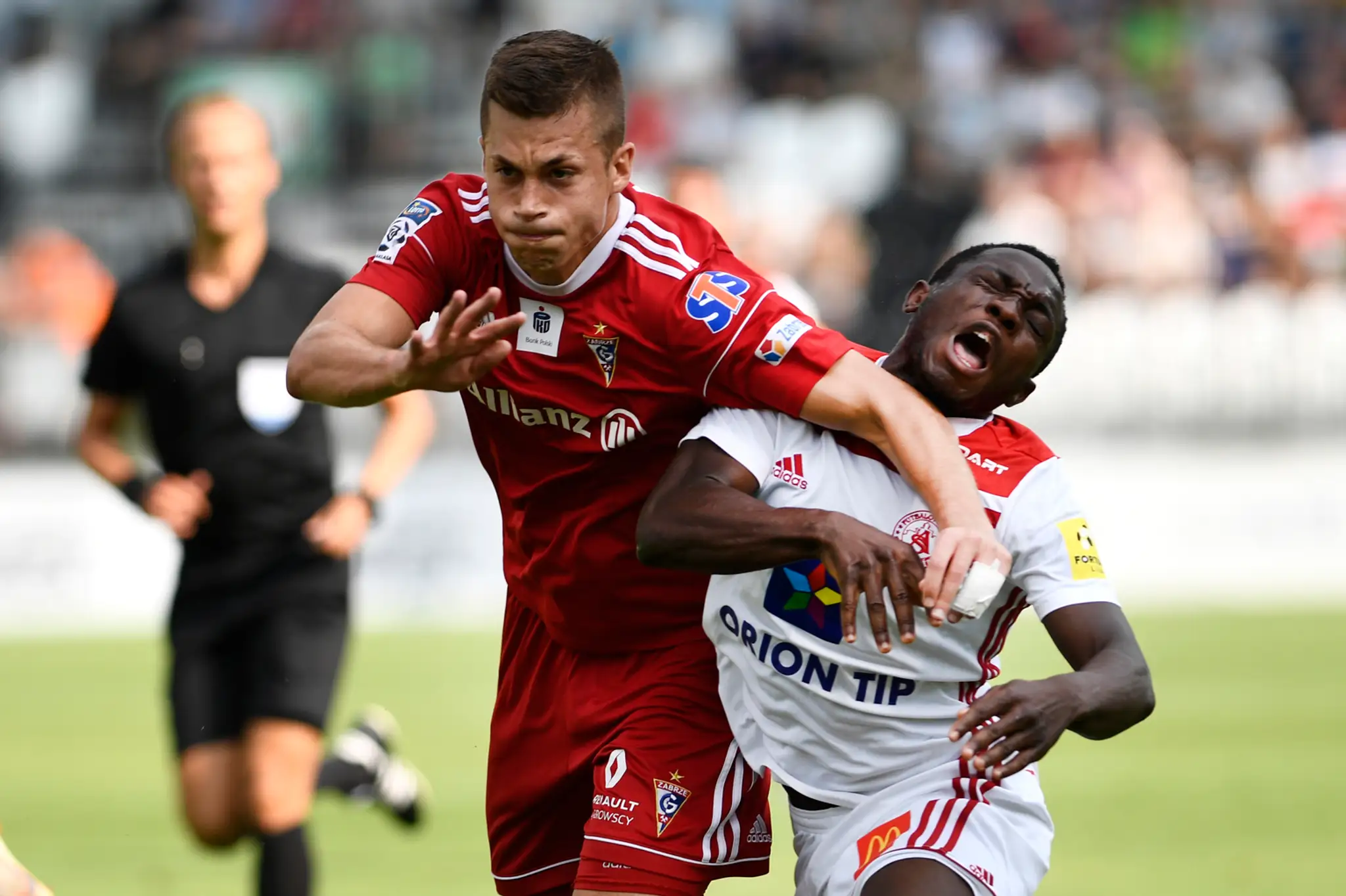 Zľava Adam Wolniewicz zo Zabrze a Trenčan Philip Azango v odvete 2. predkola EL.