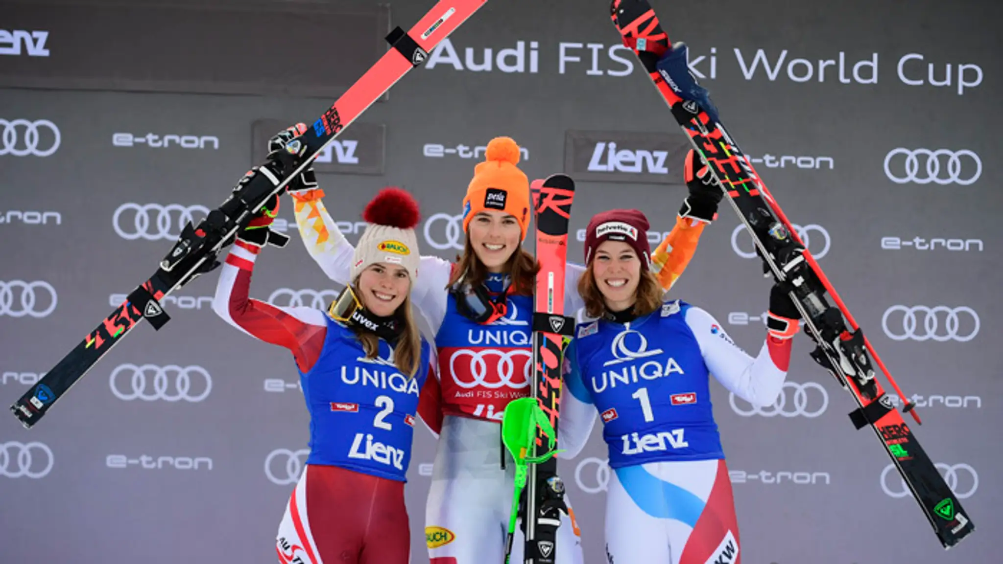 Víťazka slalomu v Lienzi Petra Vlhová so striebornou Katharinou Liensbergerovou a bronzovou Michelle Gisinovou (vľavo).