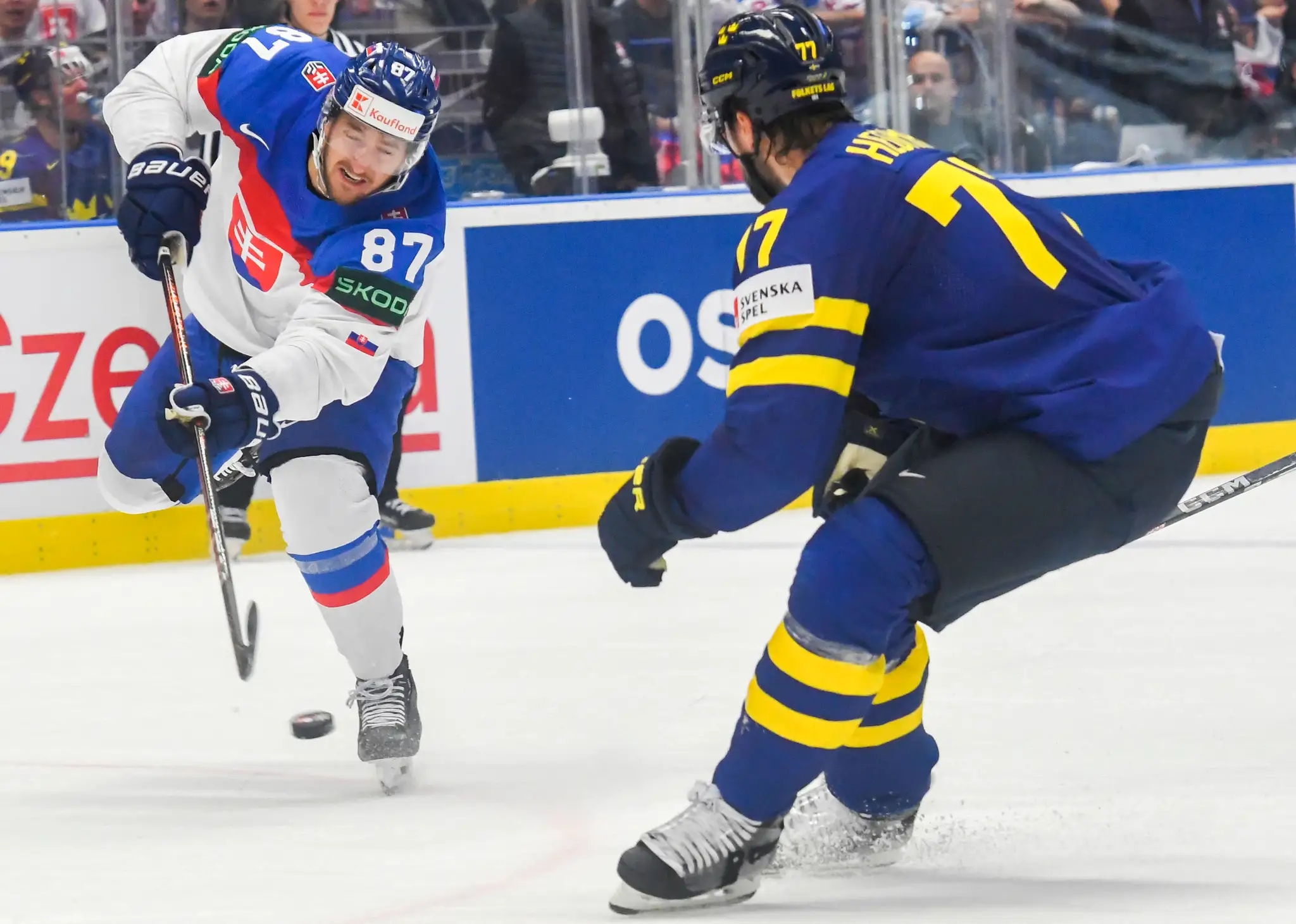 Zľava Pavol Regenda (Slovensko) a Victor Hedman (Švédsko) bojujú o puk v zápase na MS 2024.