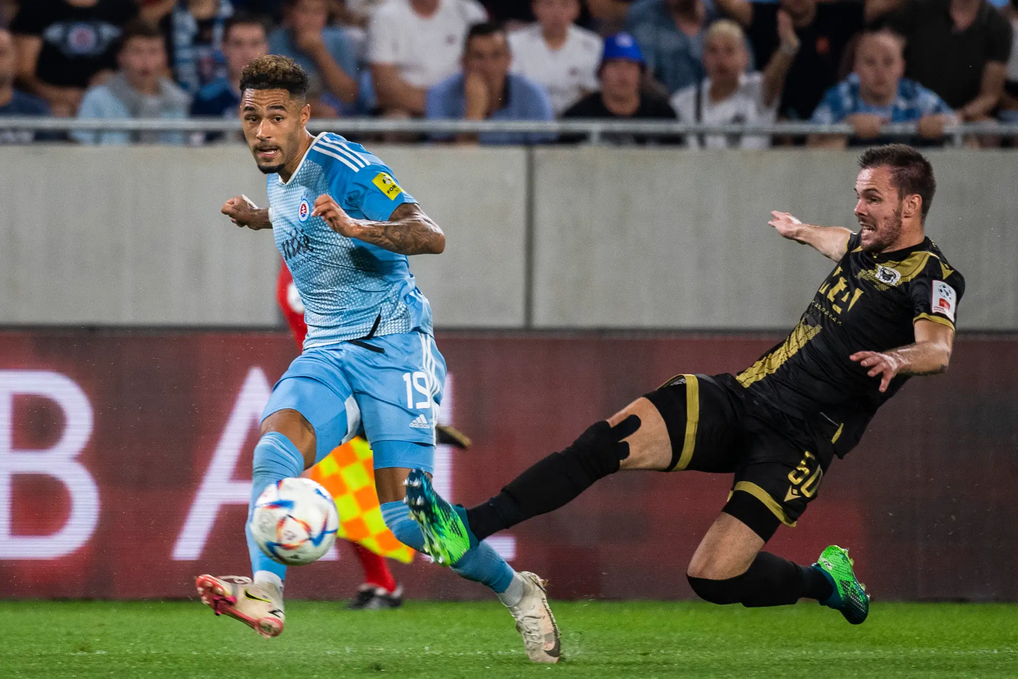 Zľava André Green (Slovan) a Kerim Memija (Mostar) v odvete play off Európskej konferenčnej ligy.
