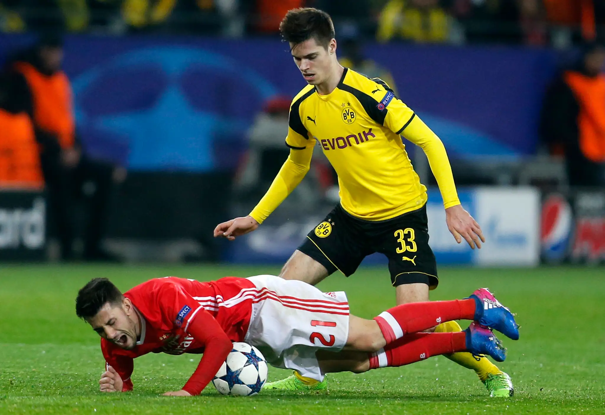 Pizzi (dole) z Benficy bojuje o loptu s Julianom Weiglom z Dortmundu v odvete osemfinále LM.