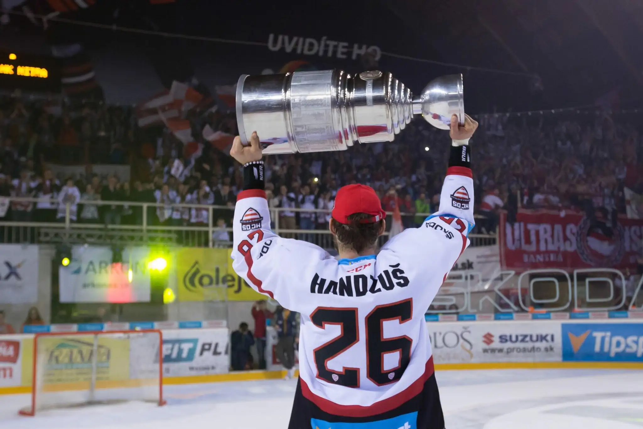 Na snímke hráči HC'05 iClinic Banská Bystrica oslavujú zisk historicky prvého majstrovského titulu
