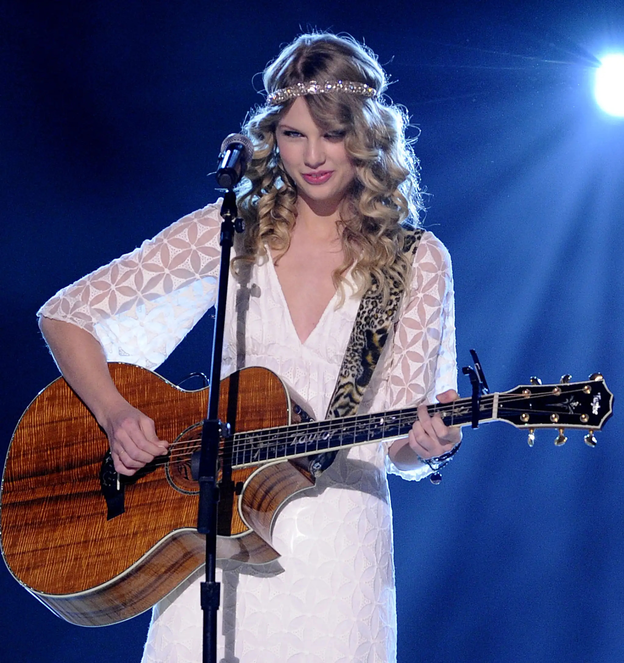 Taylor Swift spieva pieseň "Run" na koncerte umelcov AMC v roku 2009.