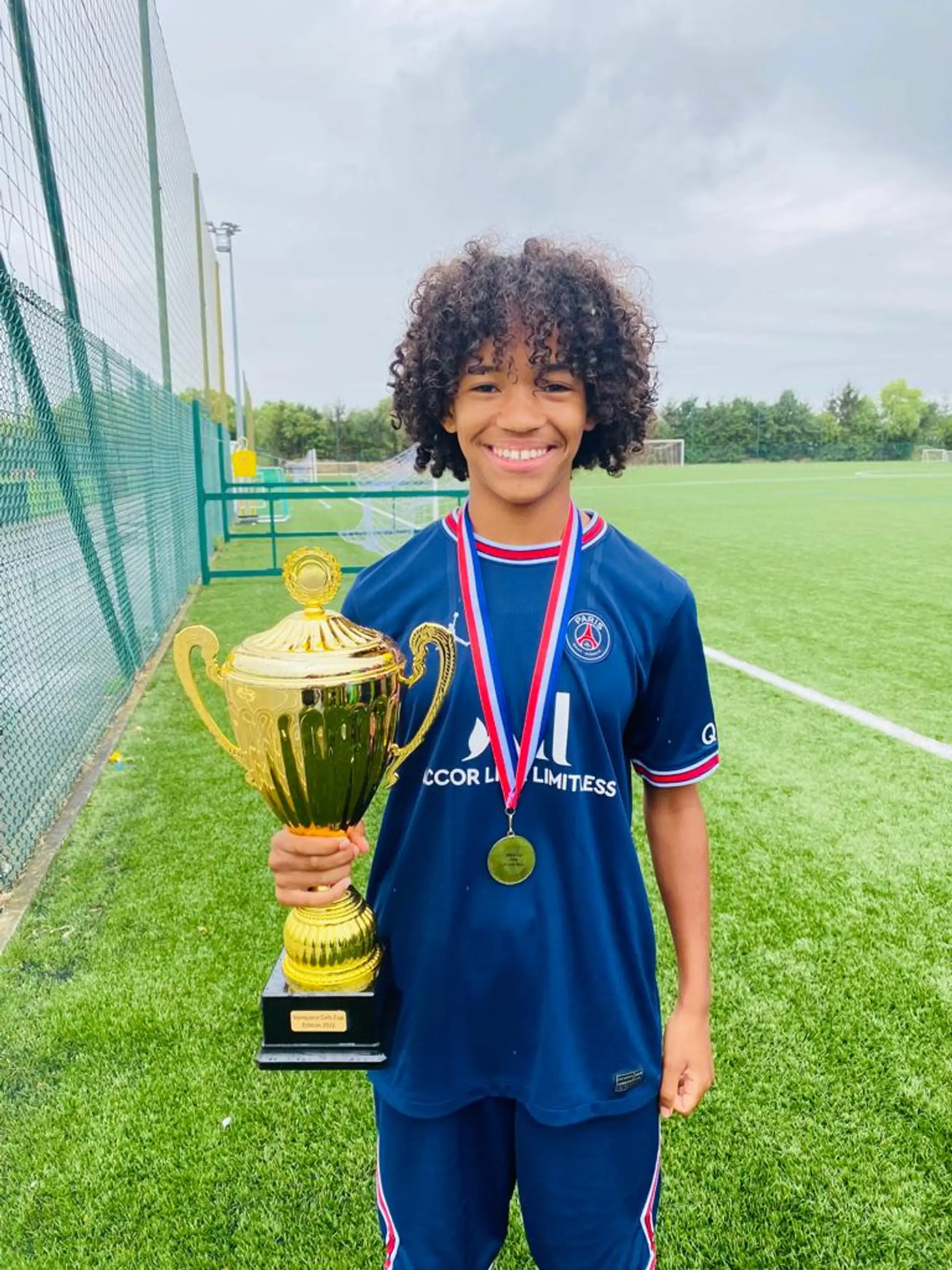 Milena s trofejou v drese PSG.
