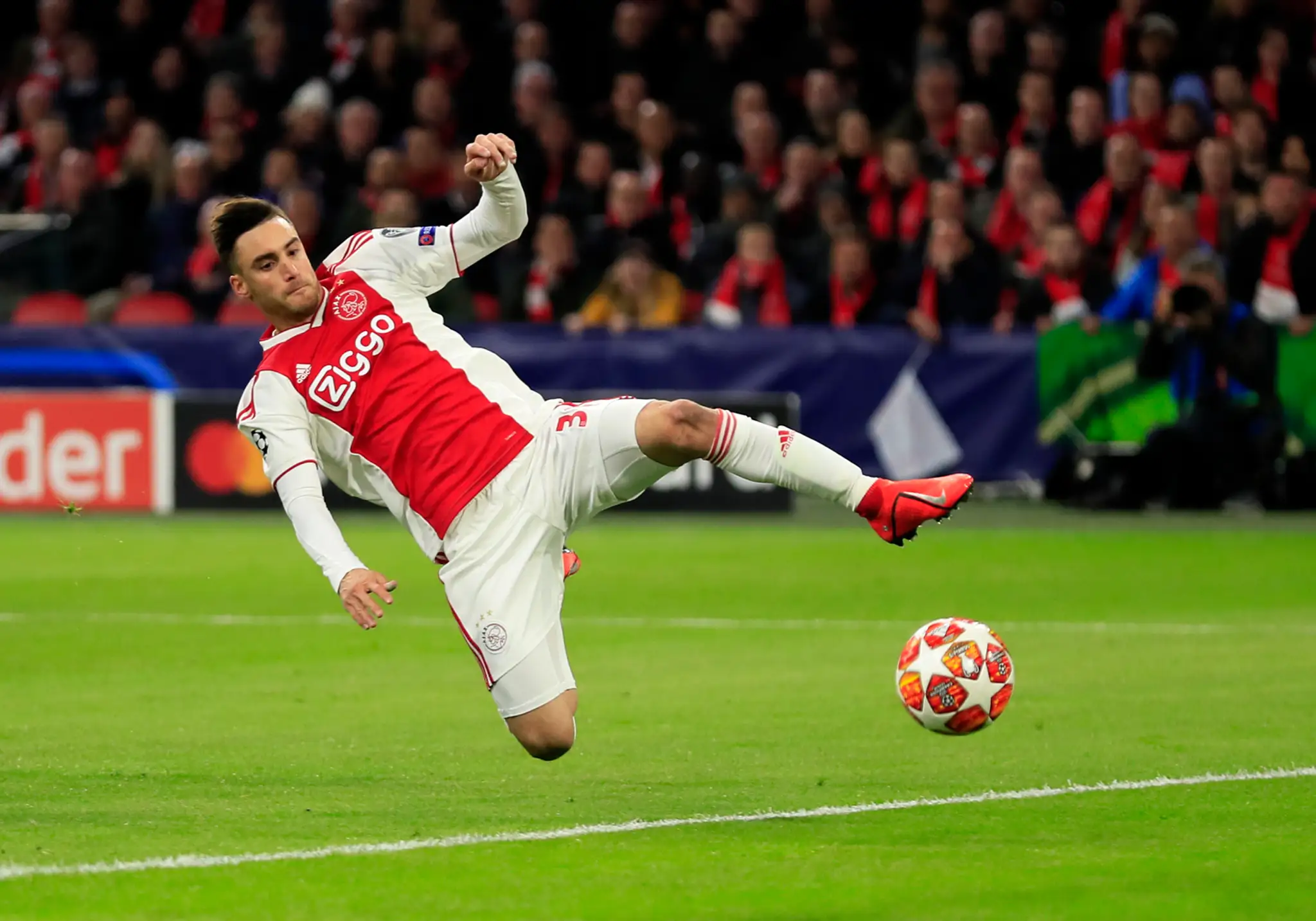 Radosť hráčov Barcelony po góle v prvom štvrťfinále LM na pôde Manchesteru United.