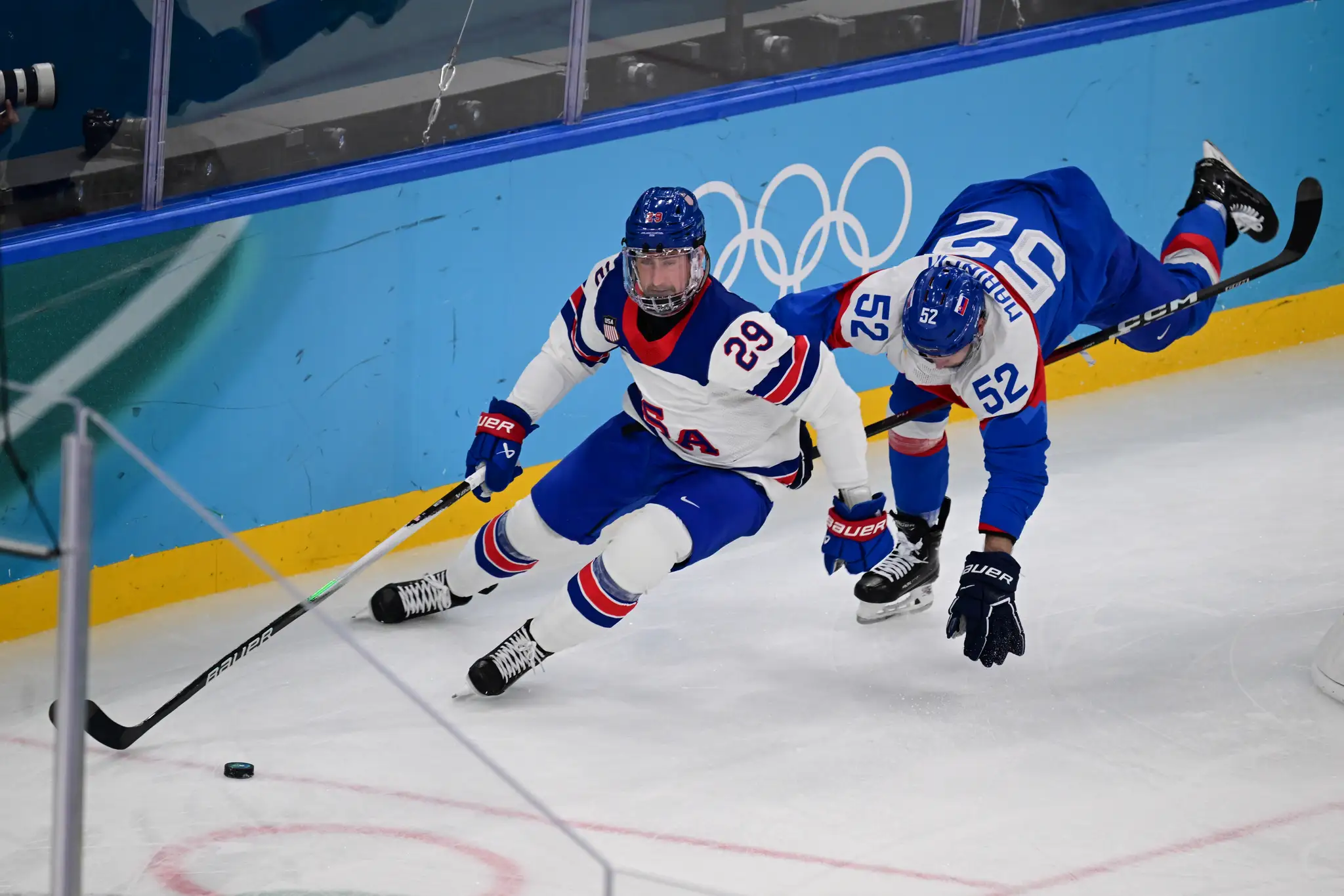 Na snímke sprava Martin Marinčin (Slovensko) a Brock Nelson (USA)