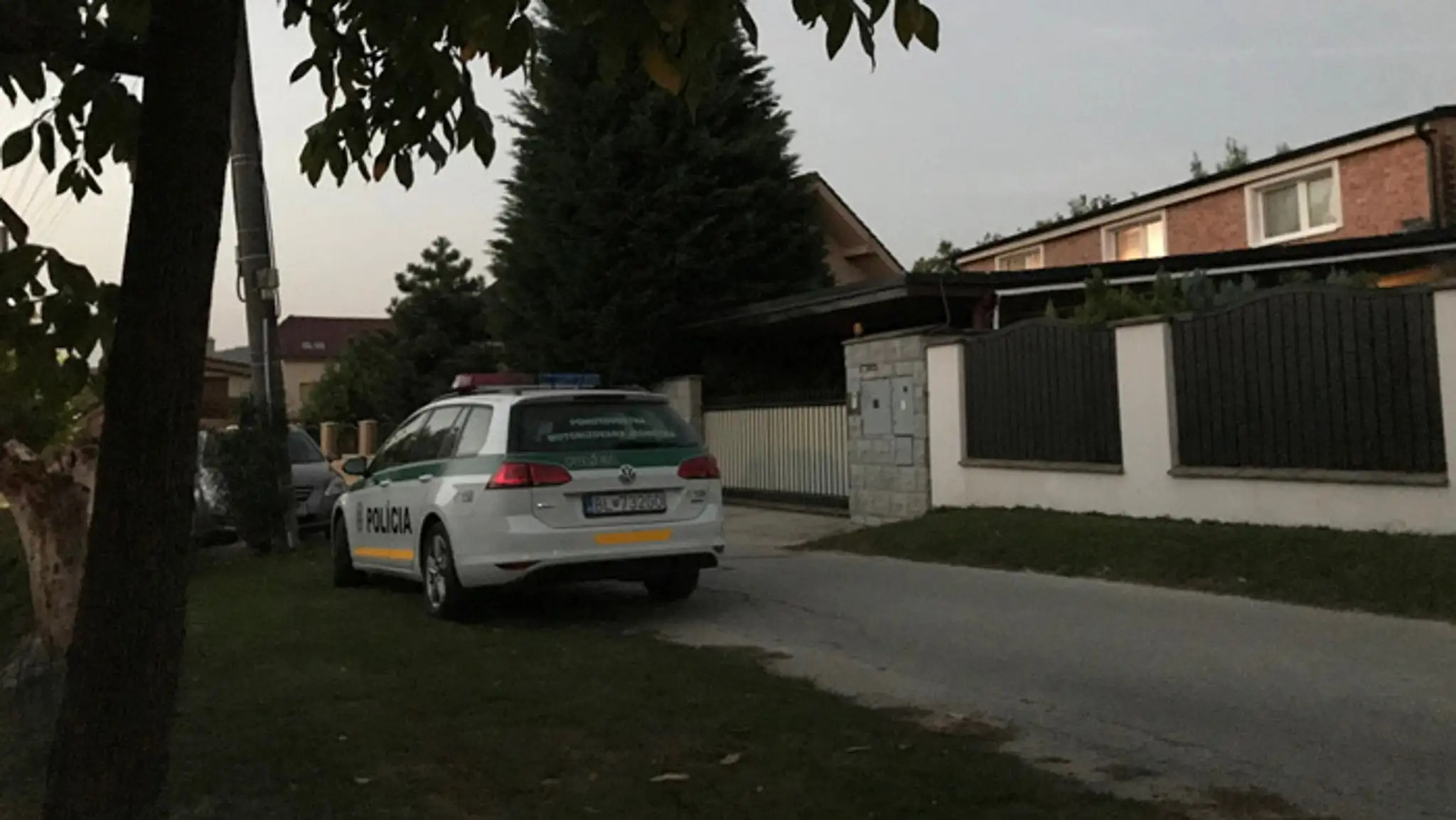 Kukláči prehľadávali dom v Limbachu.