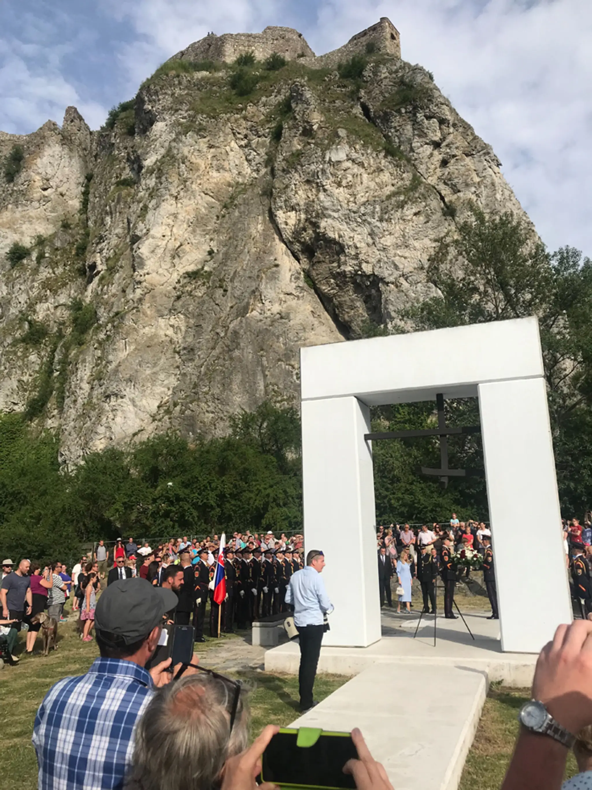 Zuzana Čaputová si podáva ruky s ľuďmi po inaugurácii