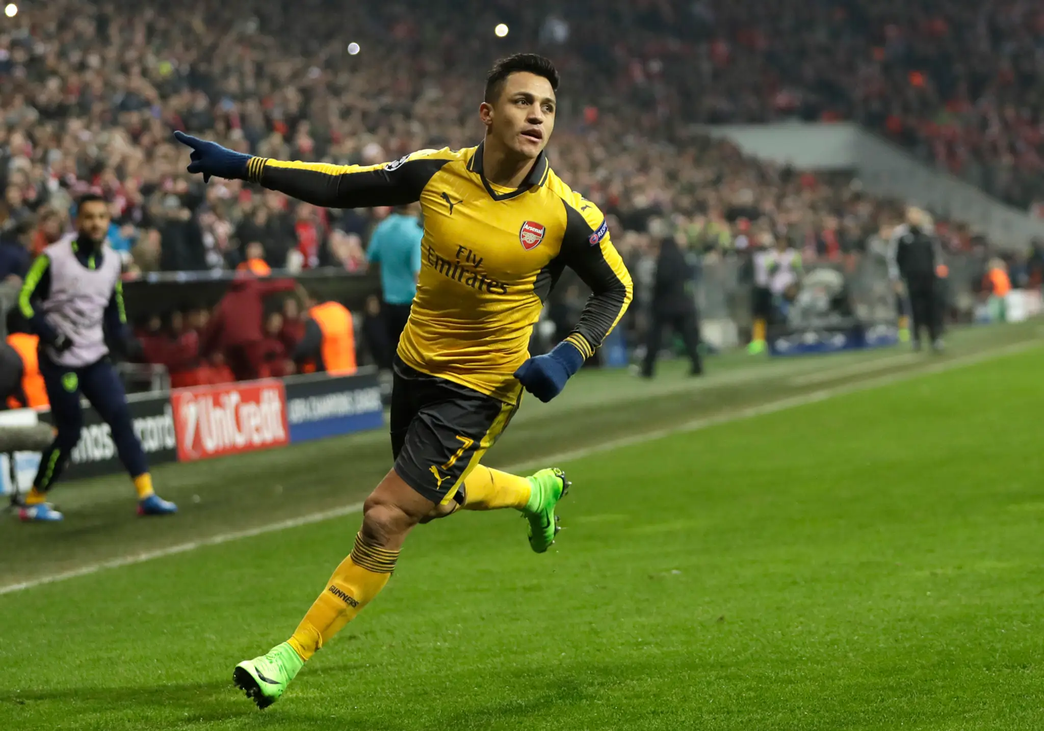 Alexis Sánchez z Arsenalu oslavuje gól v sieti Bayernu v osemfinále LM.