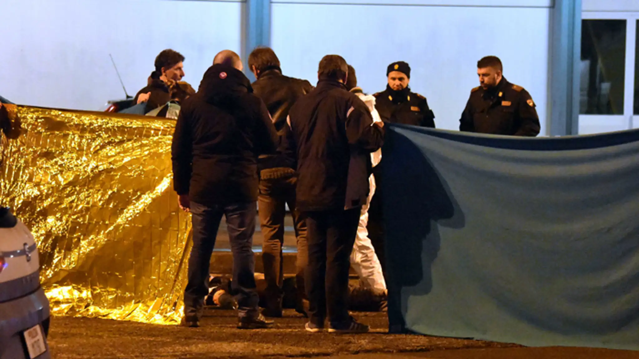 Talianska polícia uzatvára miesto, kde zastrelili pri prestrelke útočníka z berlínskeho trhoviska Anisa Amriho.