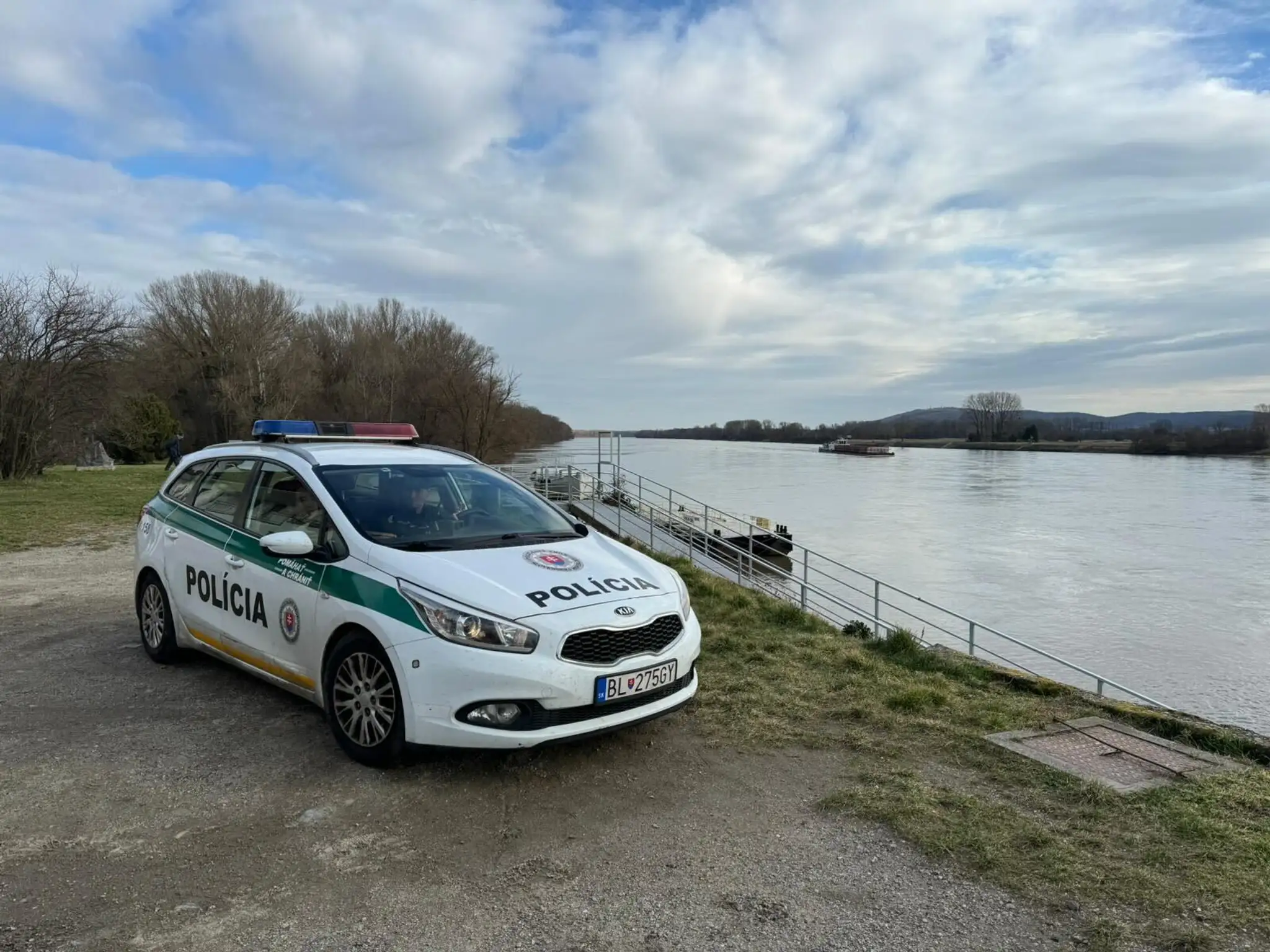 Z lode na Dunaji mal vypadnúť pasažier. Tok rieky prehľadávajú hasiči i polícia
