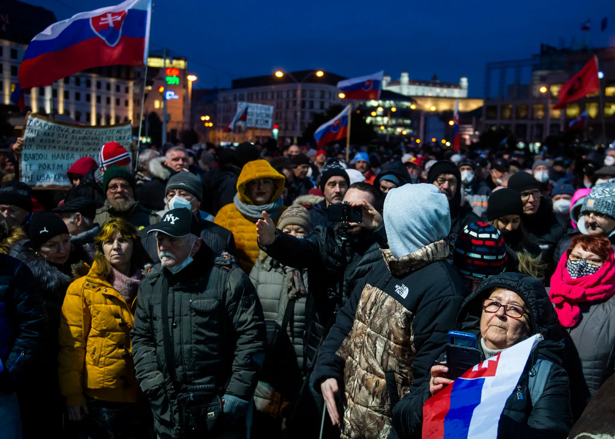 Účastníci protestného zhromaždenia opozičných politických strán.
