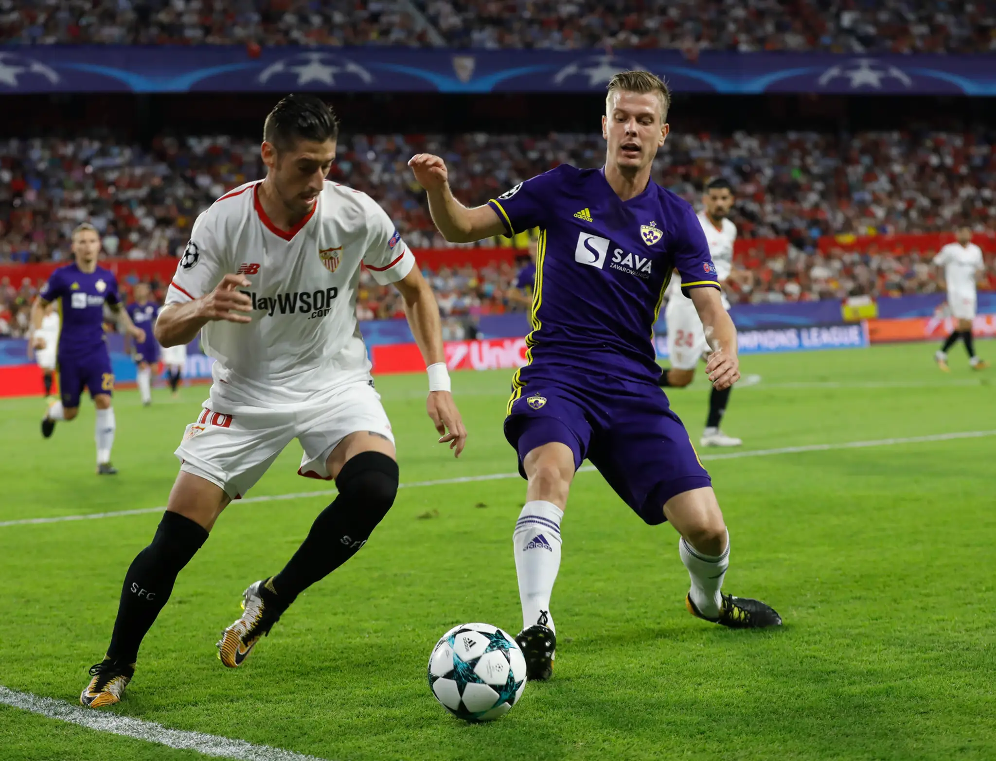 Maximilian Philipp (vpravo) z Dortmundu stíha v dueli LM Luku Modriča z Realu Madrid.
