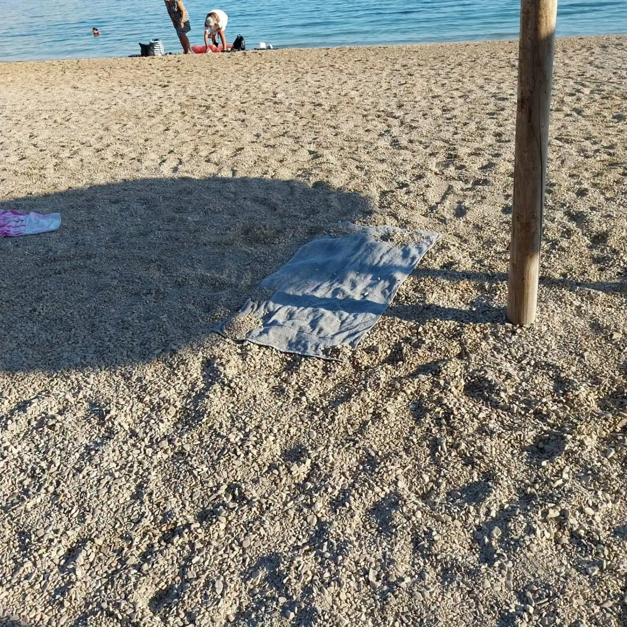Z verejných priestranstiev odpratávajú uteráky, ležadlá a iné veci, ktoré si tam turisti nechávajú