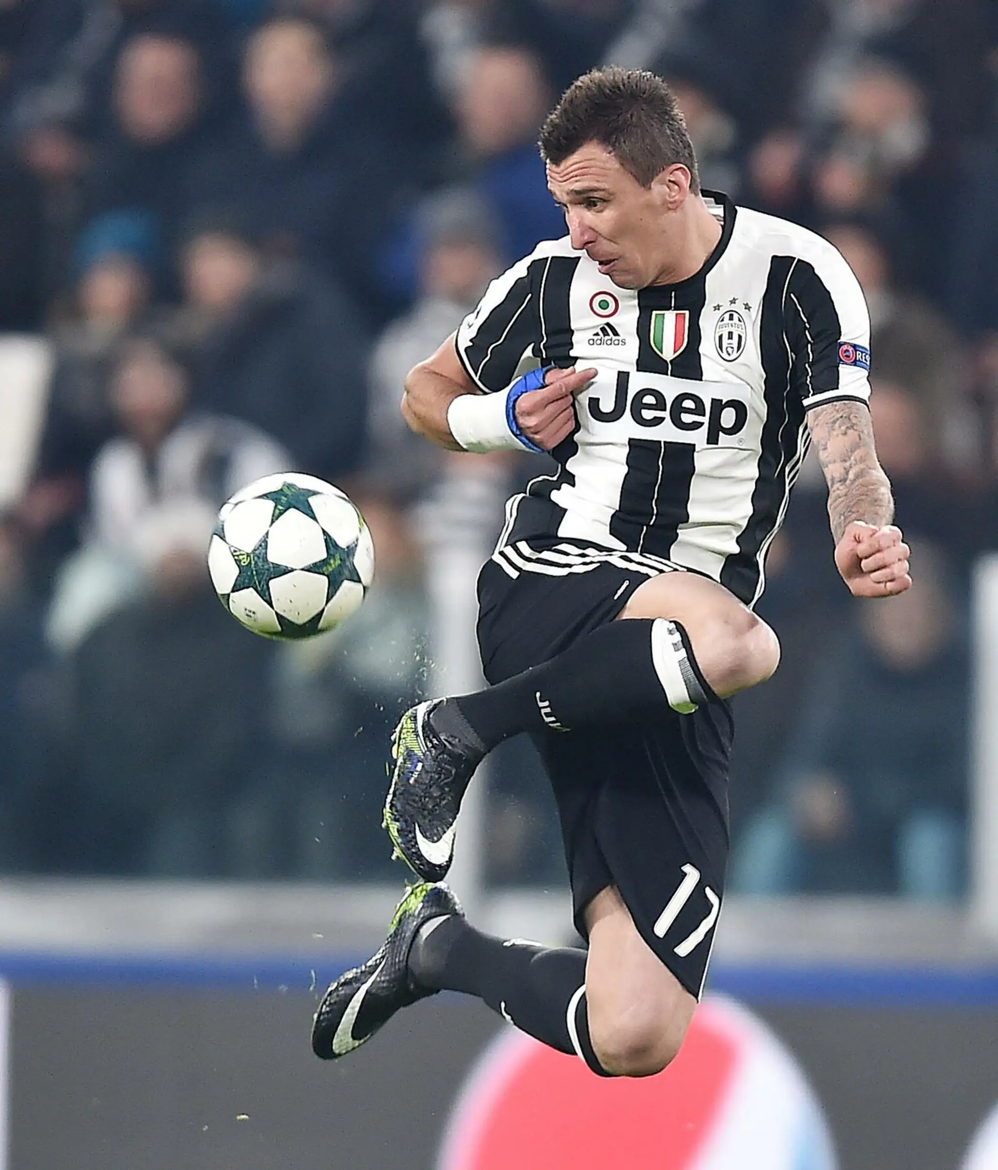 Útočník Juventusu Mario Mandžukič sa snaží spracovať loptu v dueli LM proti Dinamu Záhreb.
