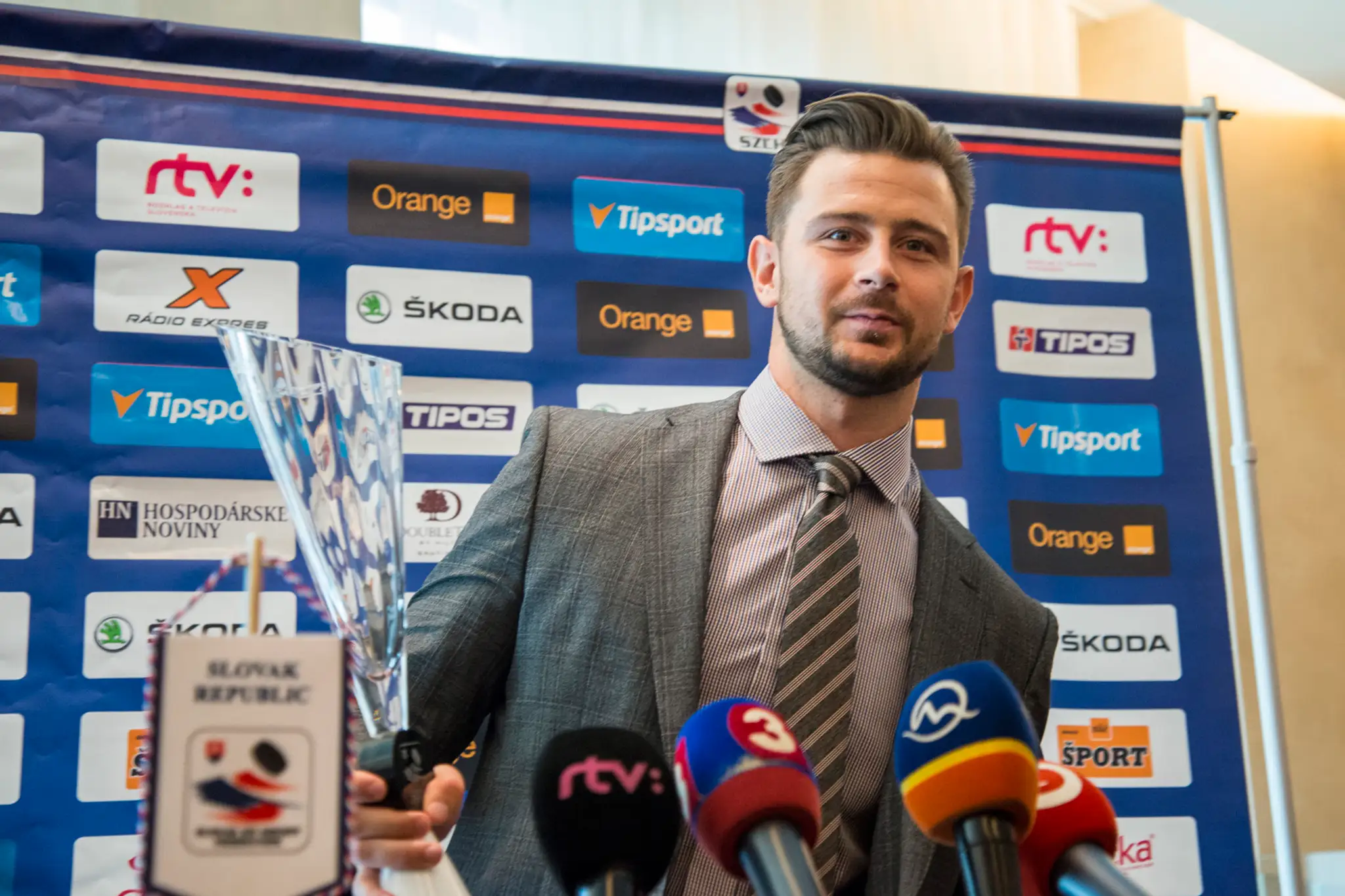 Tomáš Tatar pózuje s cenou Jozefa Golonku pre najlepšieho útočníka.