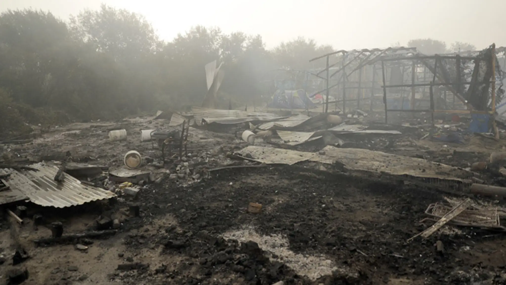 Pri požiaroch v Calais sa zranili dvaja migranti.