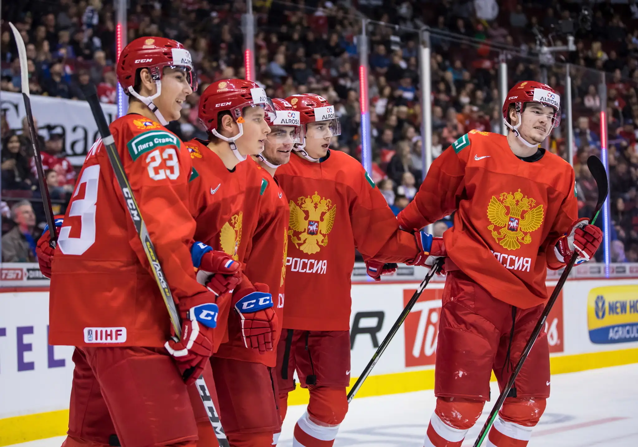 Zľava Rusi Klim Kostin, Vitali Kravcov a Švajčiar Nico Gross reagujú v dueli o bronz na MS do 20 rokov.