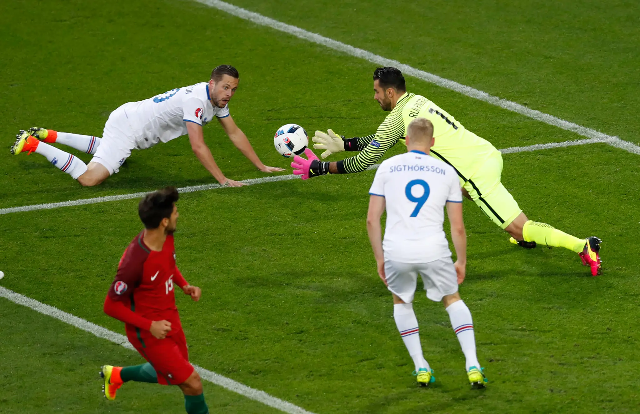 V permanencii portugalský gólman Rui Patricio (vpravo) zastavuje strelu islandskej hviezdy Gylfiho Sigurdssona na ME vo Francúzs