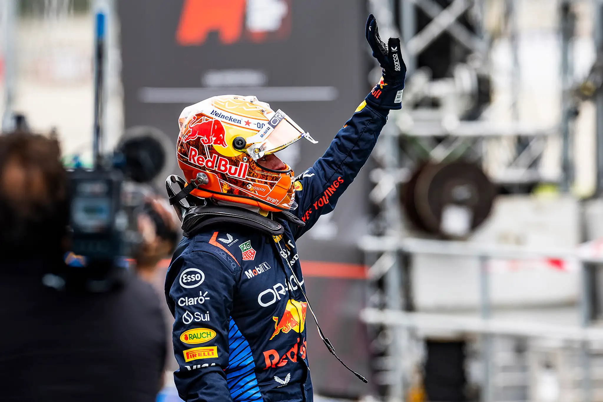 Holanďan Max Verstappen zdraví fanúšikov.