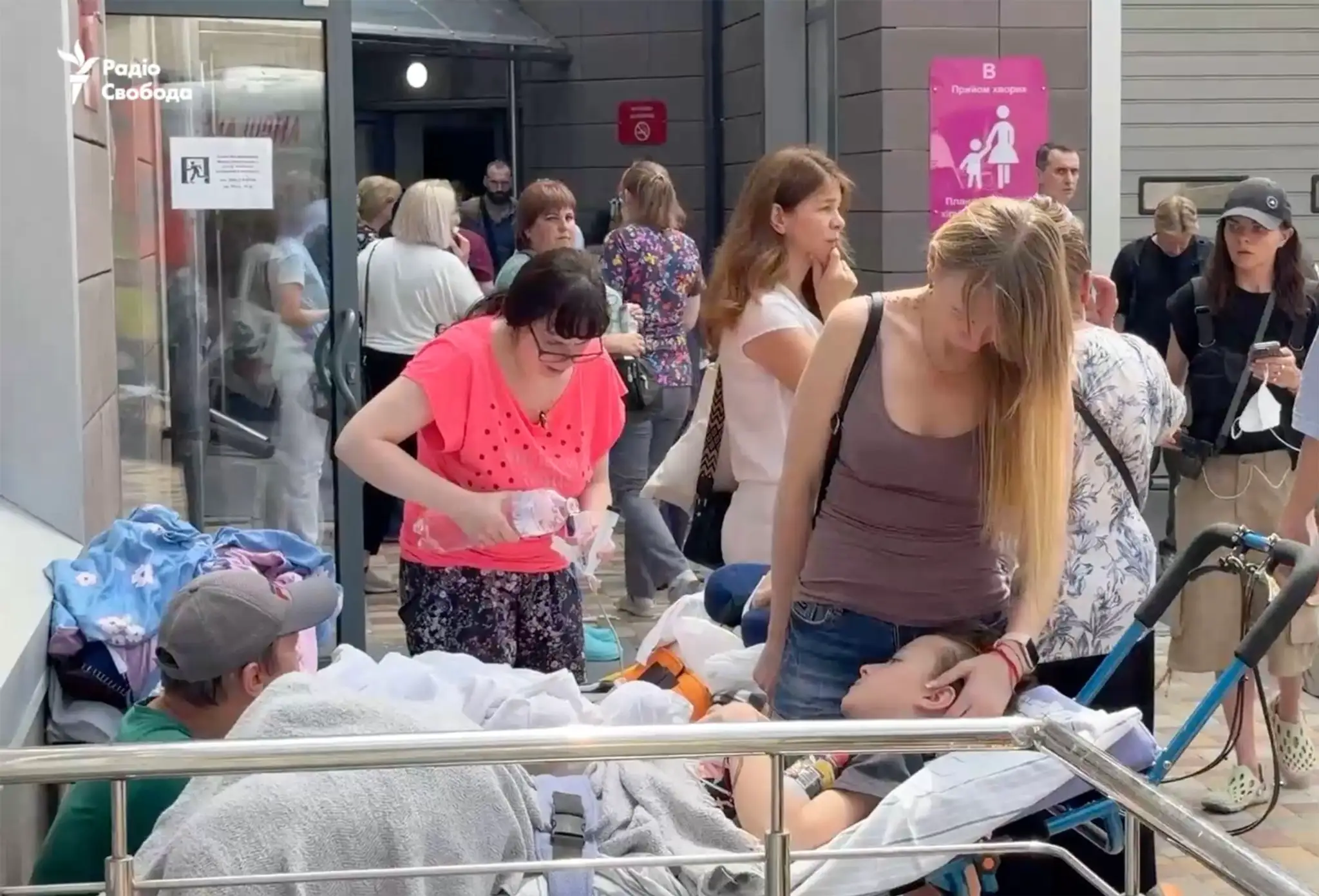 Matky ratujú choré deti po útoku na nemocnicu