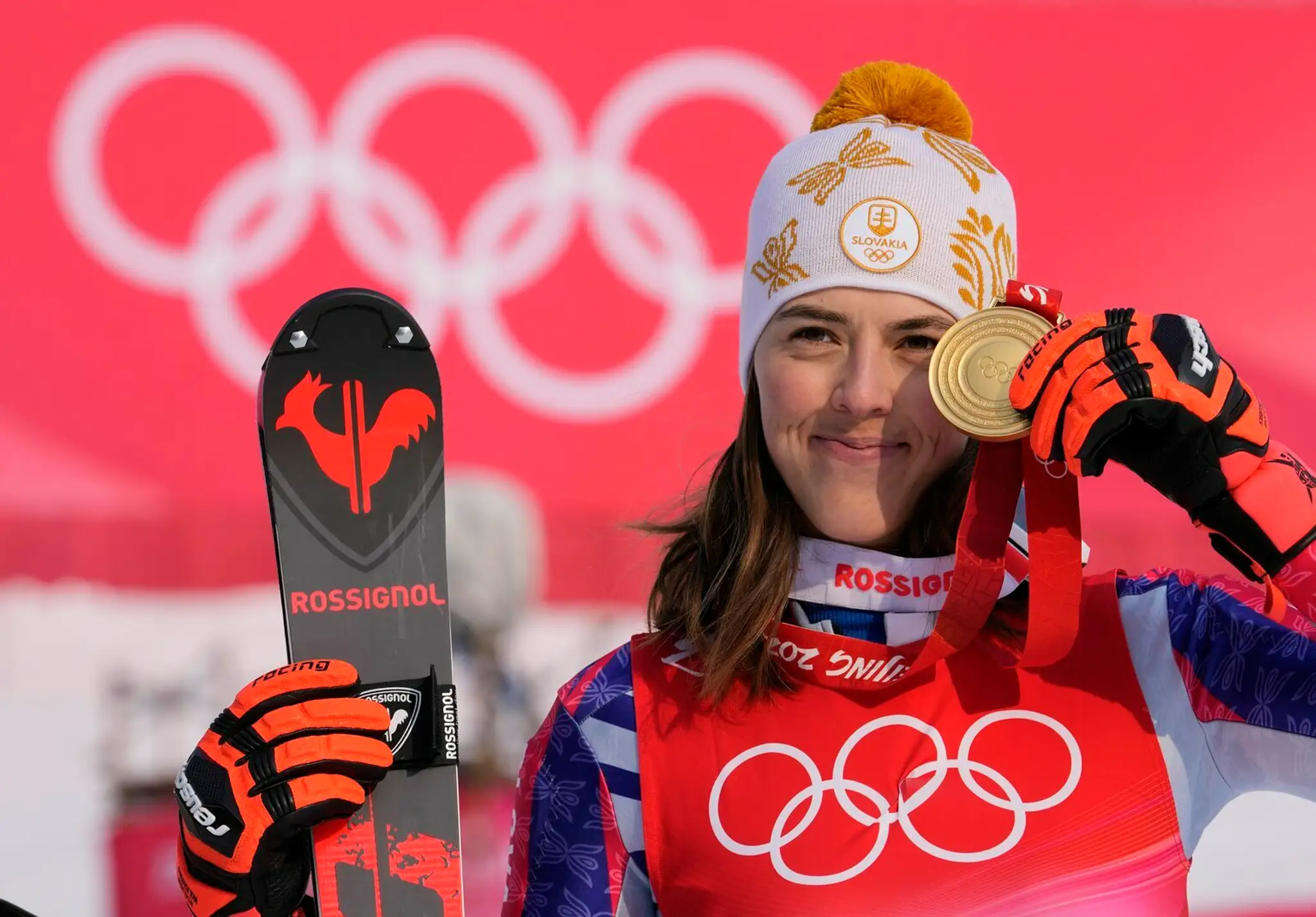 Slovenská lyžiarka Petra Vlhová pózuje so zlatou medailou za slalom na ZOH 2022.
