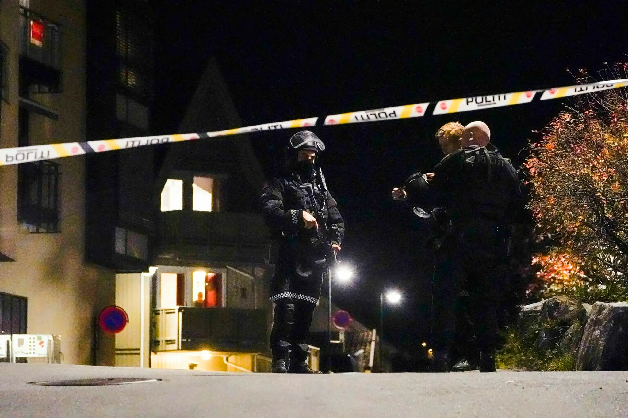 Policajti hliadkujú na mieste v Kongsbergu, kde došlo k útokom.