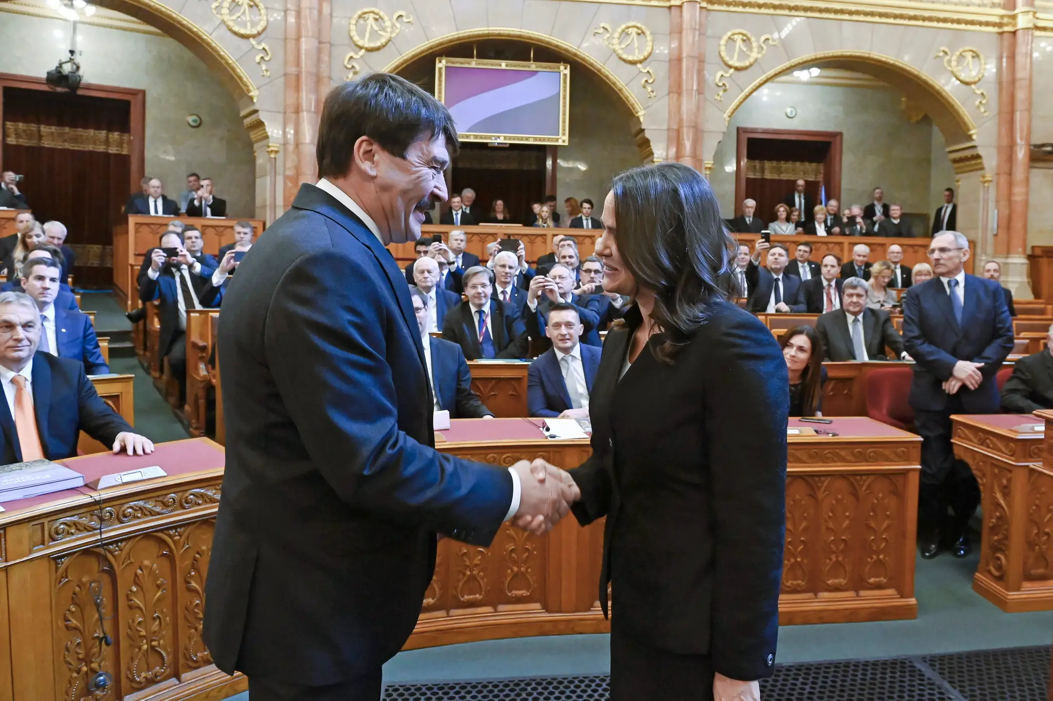 Odchádzajúci prezident János Áder si podávajú ruky po zložení prísahy s nástupkyňou Katalin Novákovou.