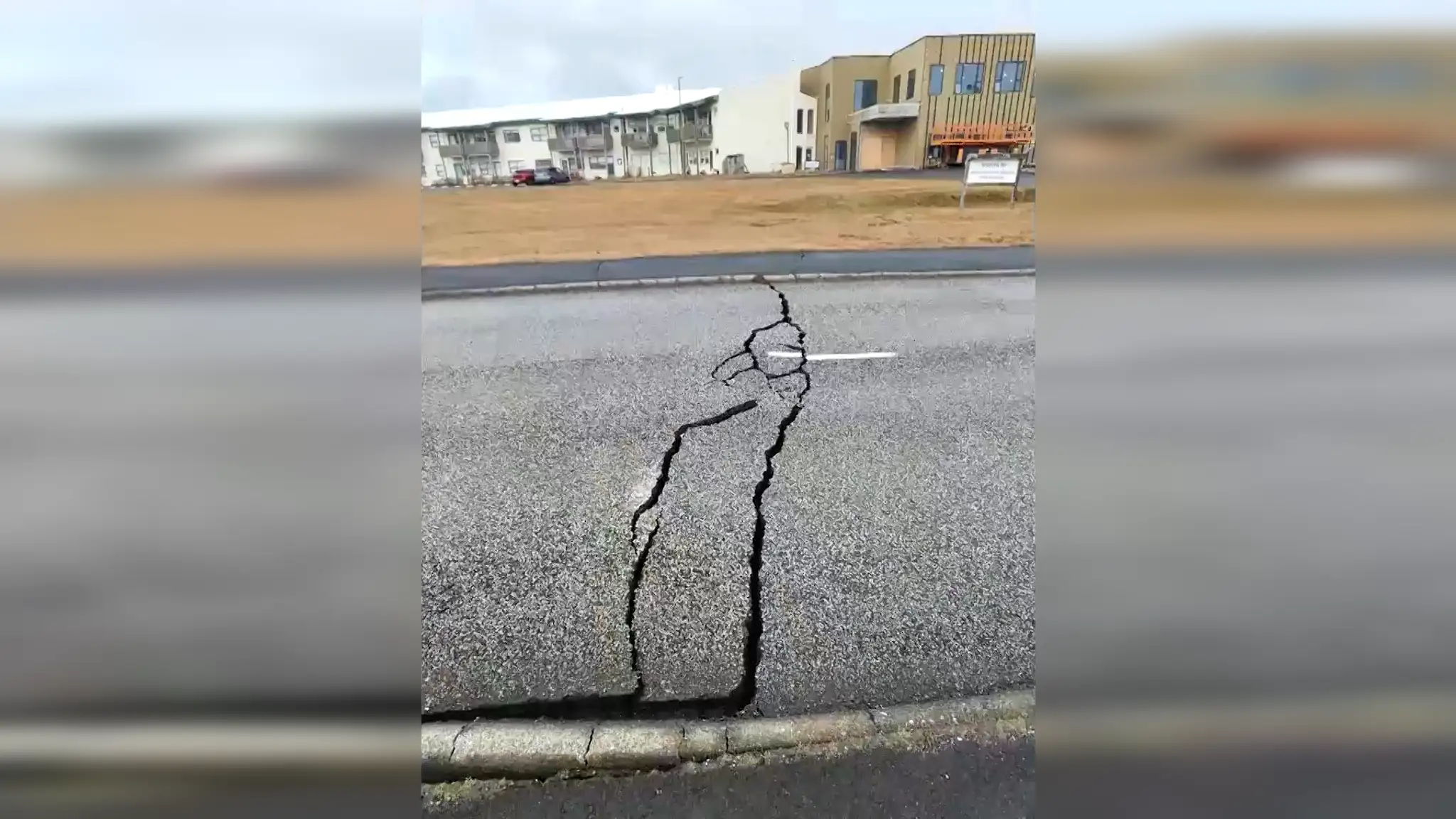 Poškodená cesta po otrasoch.