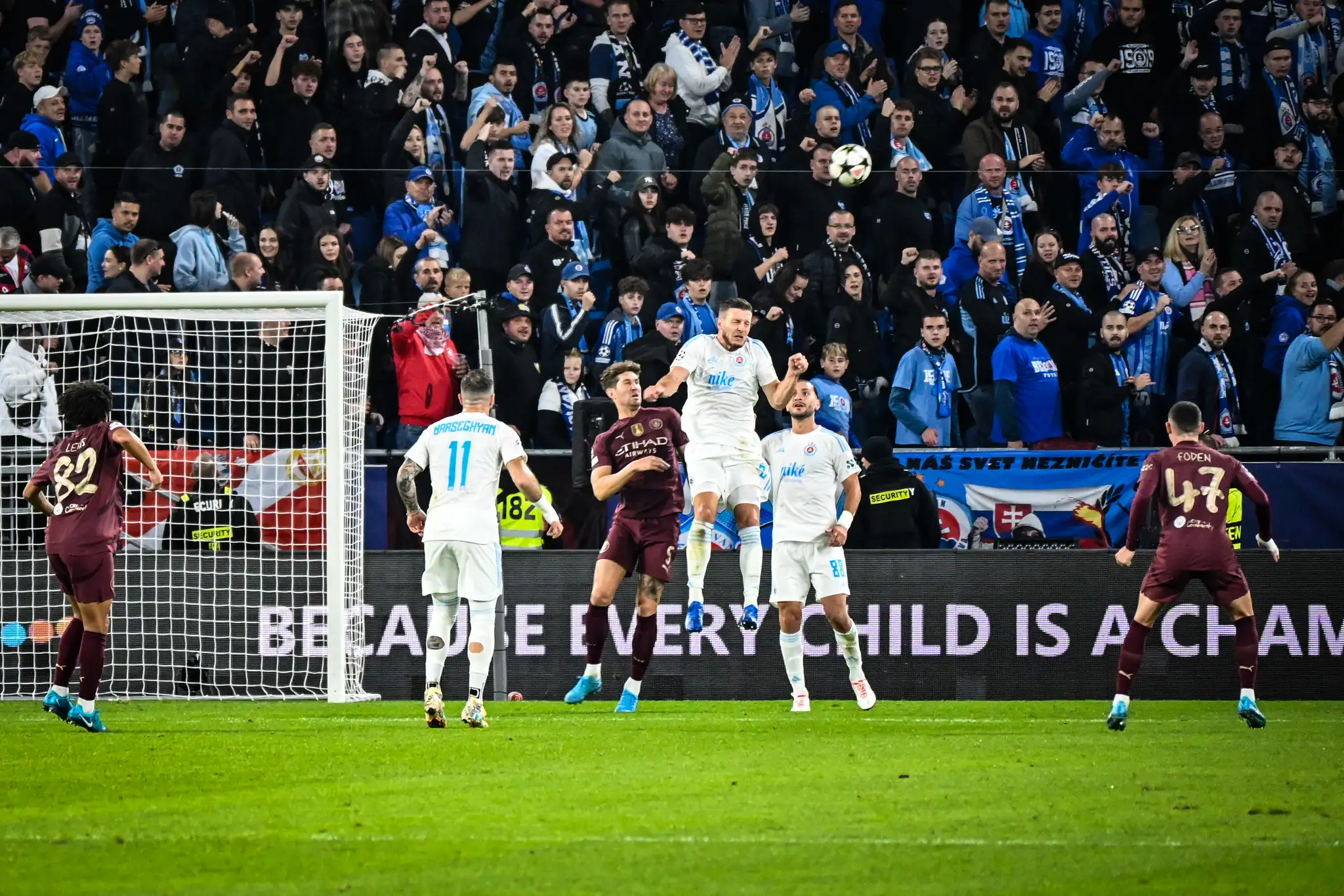 Momentka zo zápasu Slovan - Manchester City