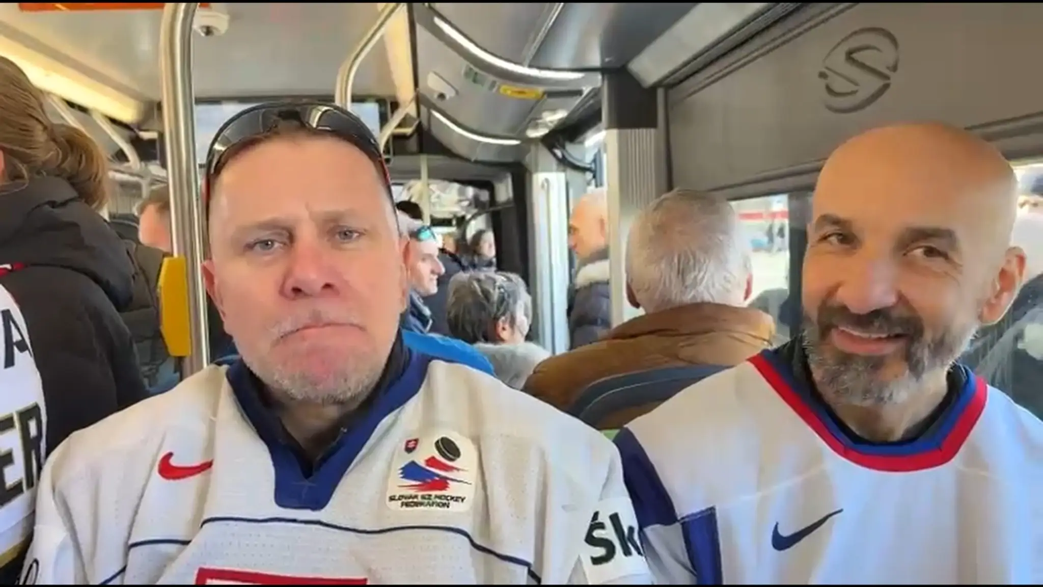 Slovenskí a nemeckí fanúšikovia na ceste na štadión v Miláne.