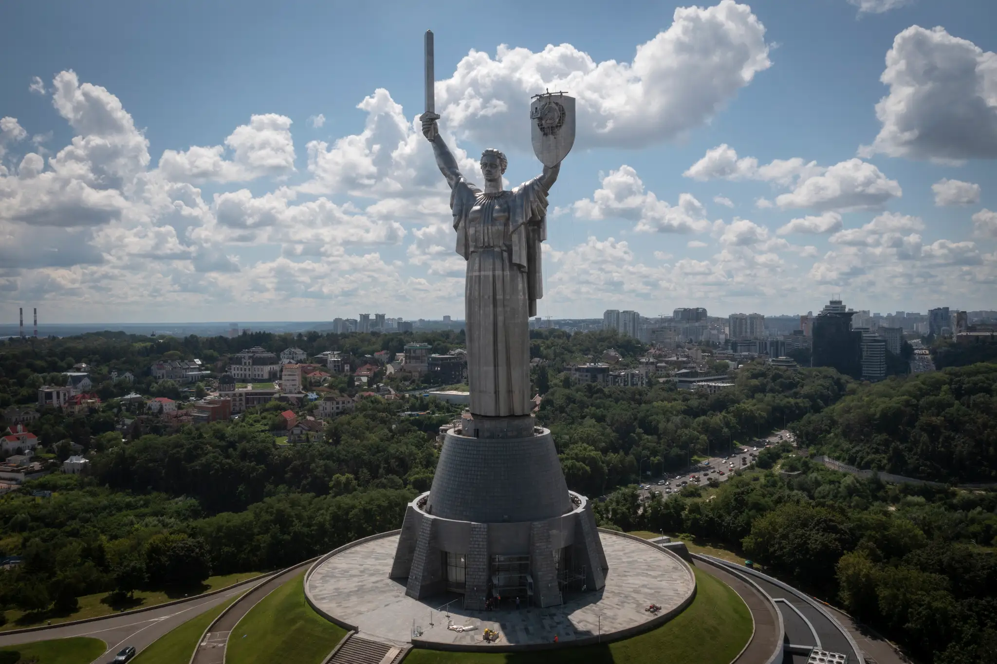 Robotníci odstraňujú štátny znak bývalého Sovietskeho zväzu z obrovskej sochy Matka Vlasť v Kyjeve.
